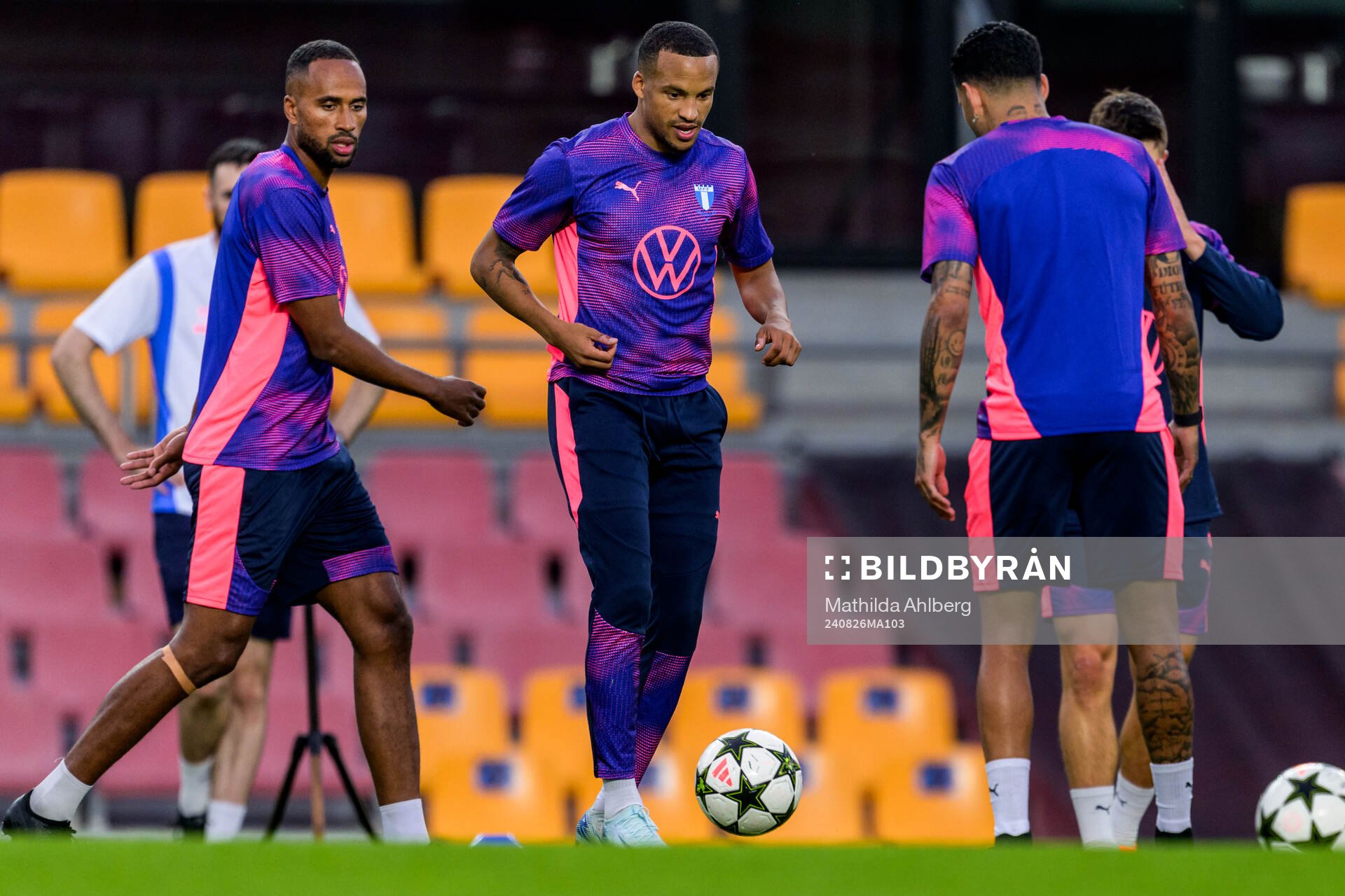 Isaac Kiese Thelin and Martin Olsson of Malmö FF
