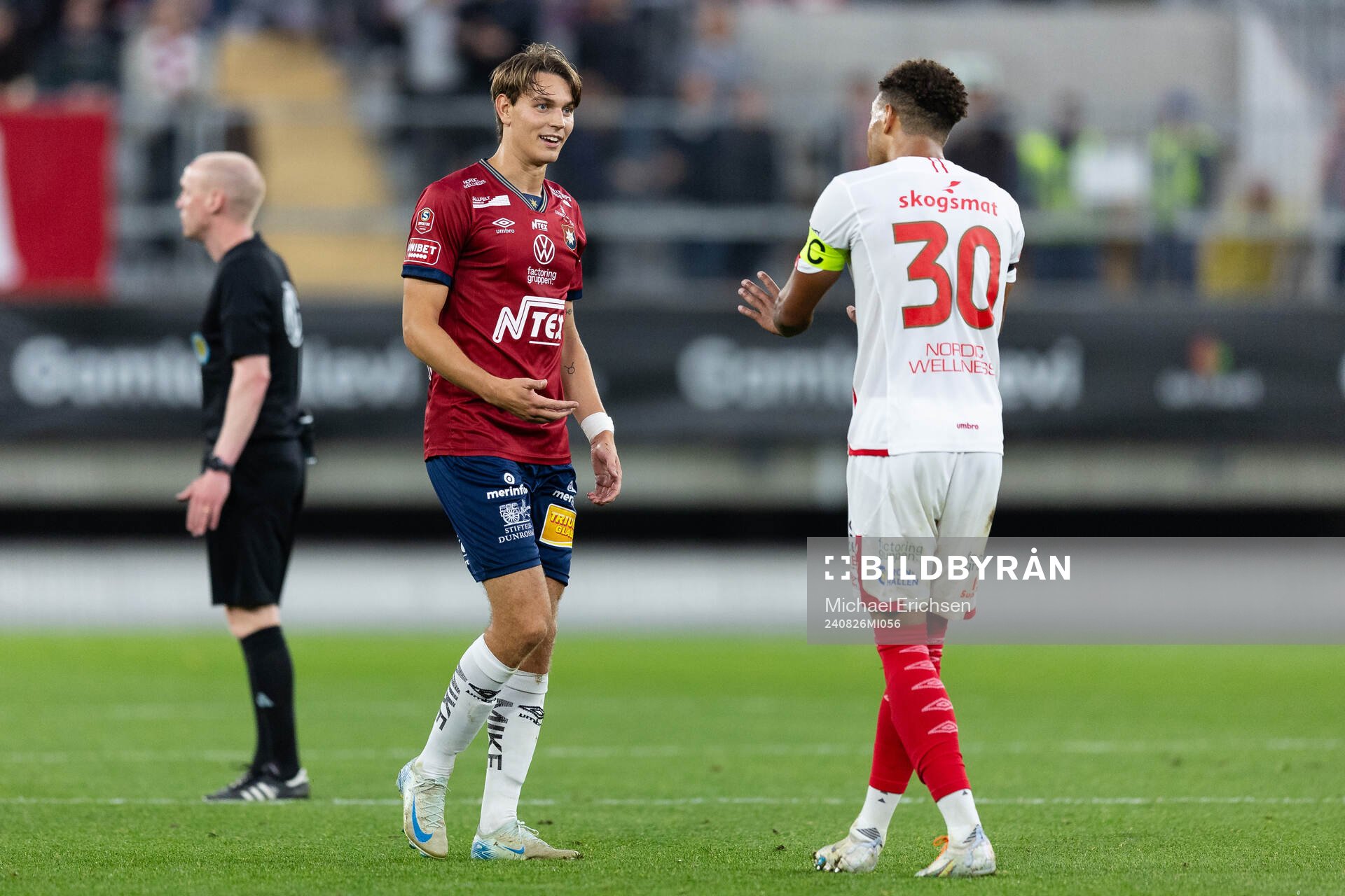 Örgrytes Noah Christoffersson och Degerfors Bernardo Gil Coutinho Morgado under fotbollsmatchen i Superettan mellan Örgryte och Degerfors den 26 augusti 2024 i Göteborg.