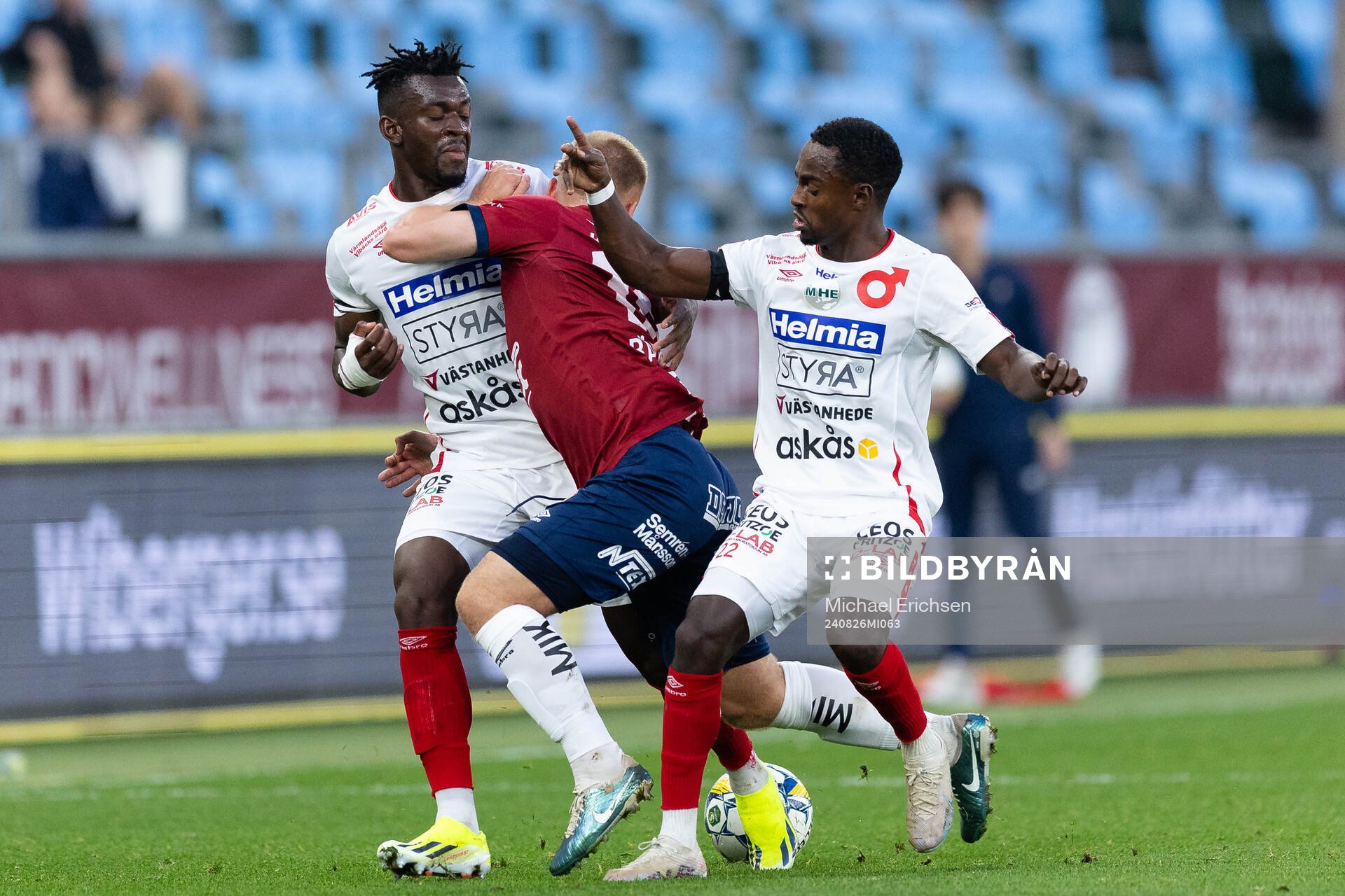 Degerfors Mamadouba Diaby och Nahom Girmai Netabay stoppar Örgrytes Nicklas Bärkroth under fotbollsmatchen i Superettan mellan Örgryte och Degerfors den 26 augusti 2024 i Göteborg.