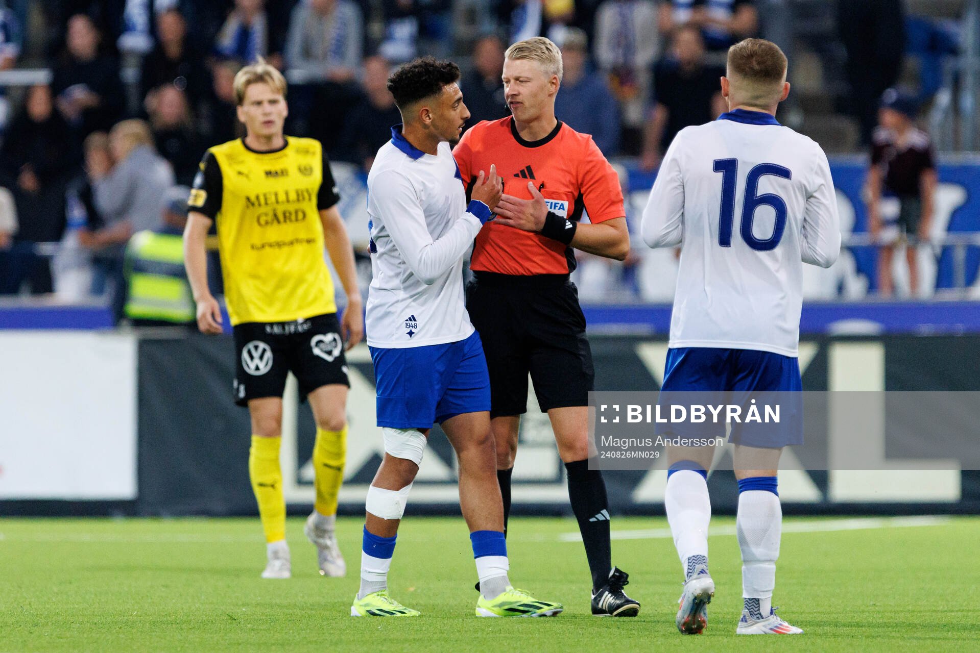 +IFK Norrköpings Moutaz Neffati i samtal med domare Adam