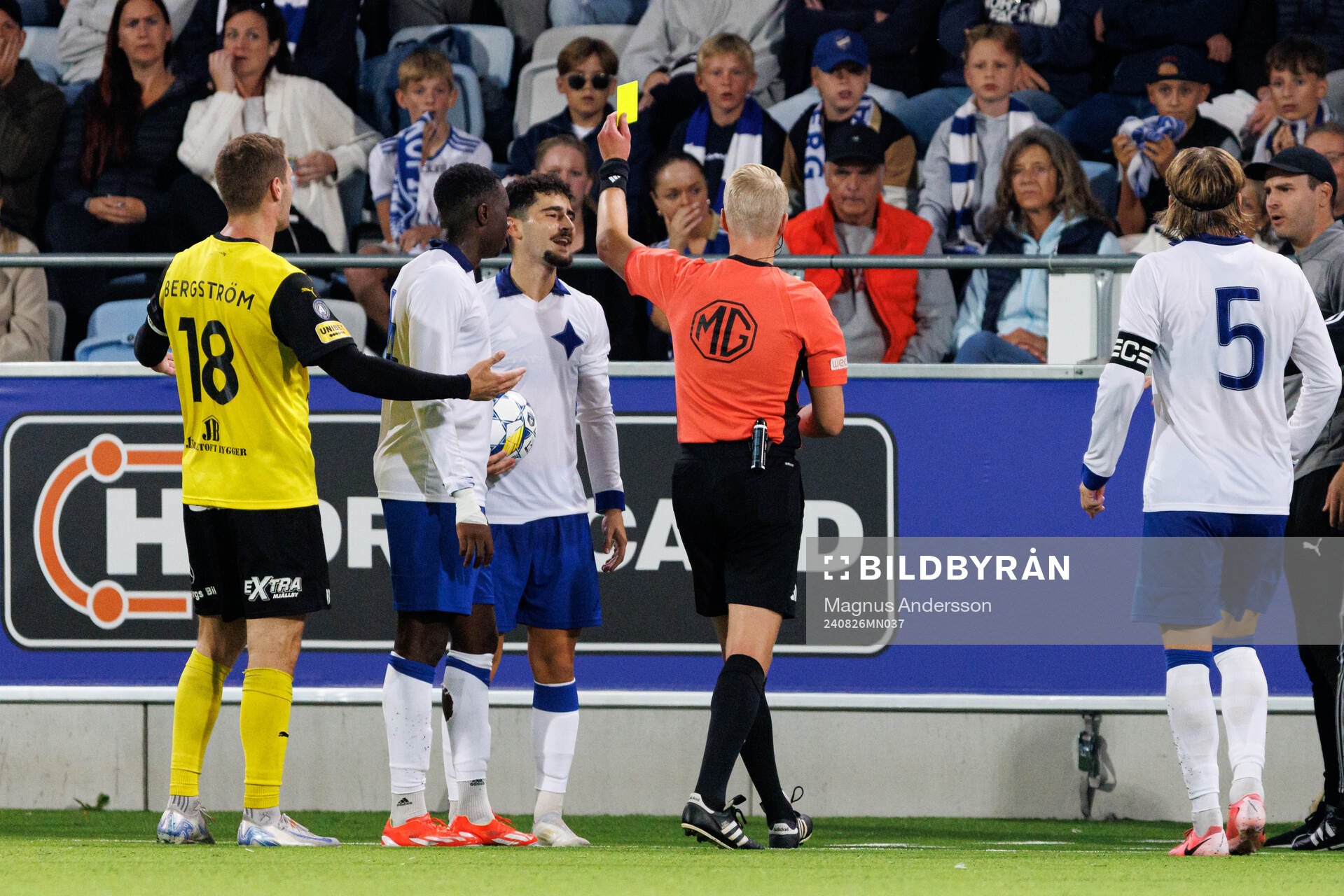 IFK Norrköpings Ismet Lushaku får gult kort under fotbollsmatchen i Allsvenskan mellan IFK Norrköping och Mjällby den 26 augusti 2024 i Norrköping.