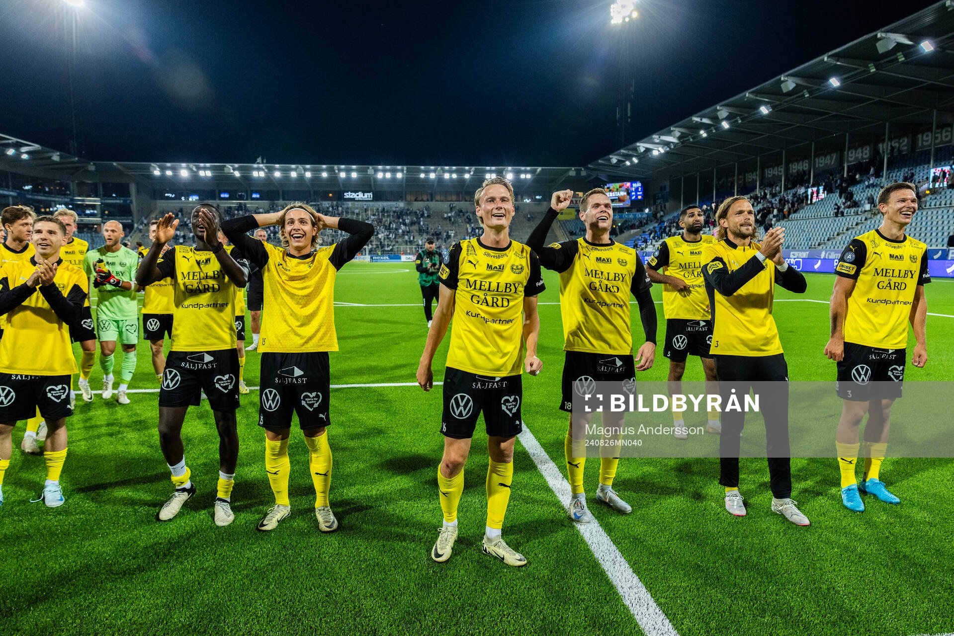 Mjällbys spelare jublar efter fotbollsmatchen i Allsvenskan mellan IFK Norrköping och Mjällby den 26 augusti 2024 i Norrköping. 