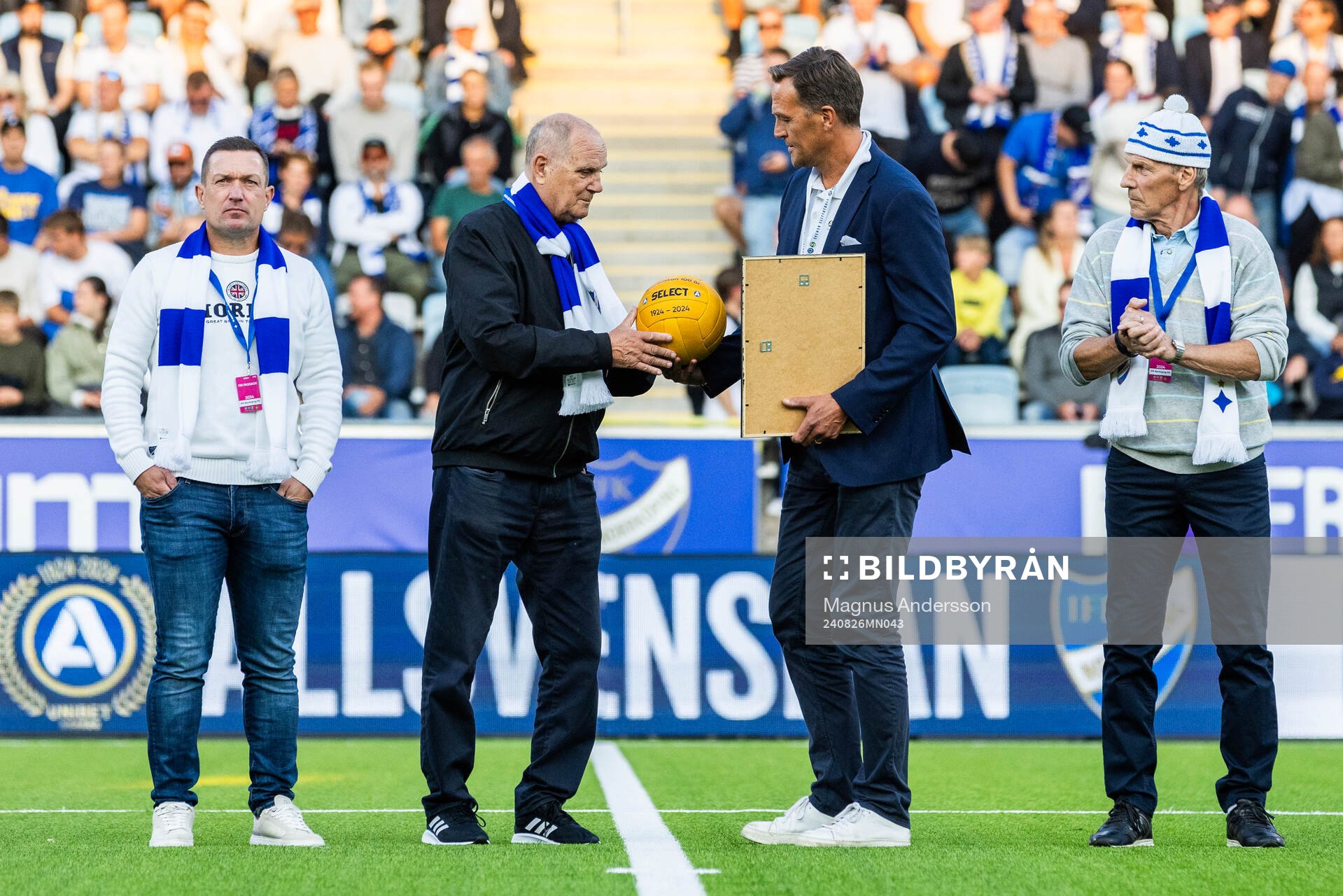 Svante Samuelsson SEF delar ut en jubileumsboll till Tommy