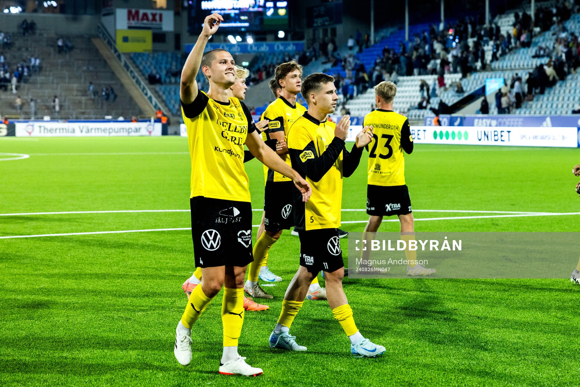 Mjällbys Rasmus Wikström och Timo Stavitski jublar