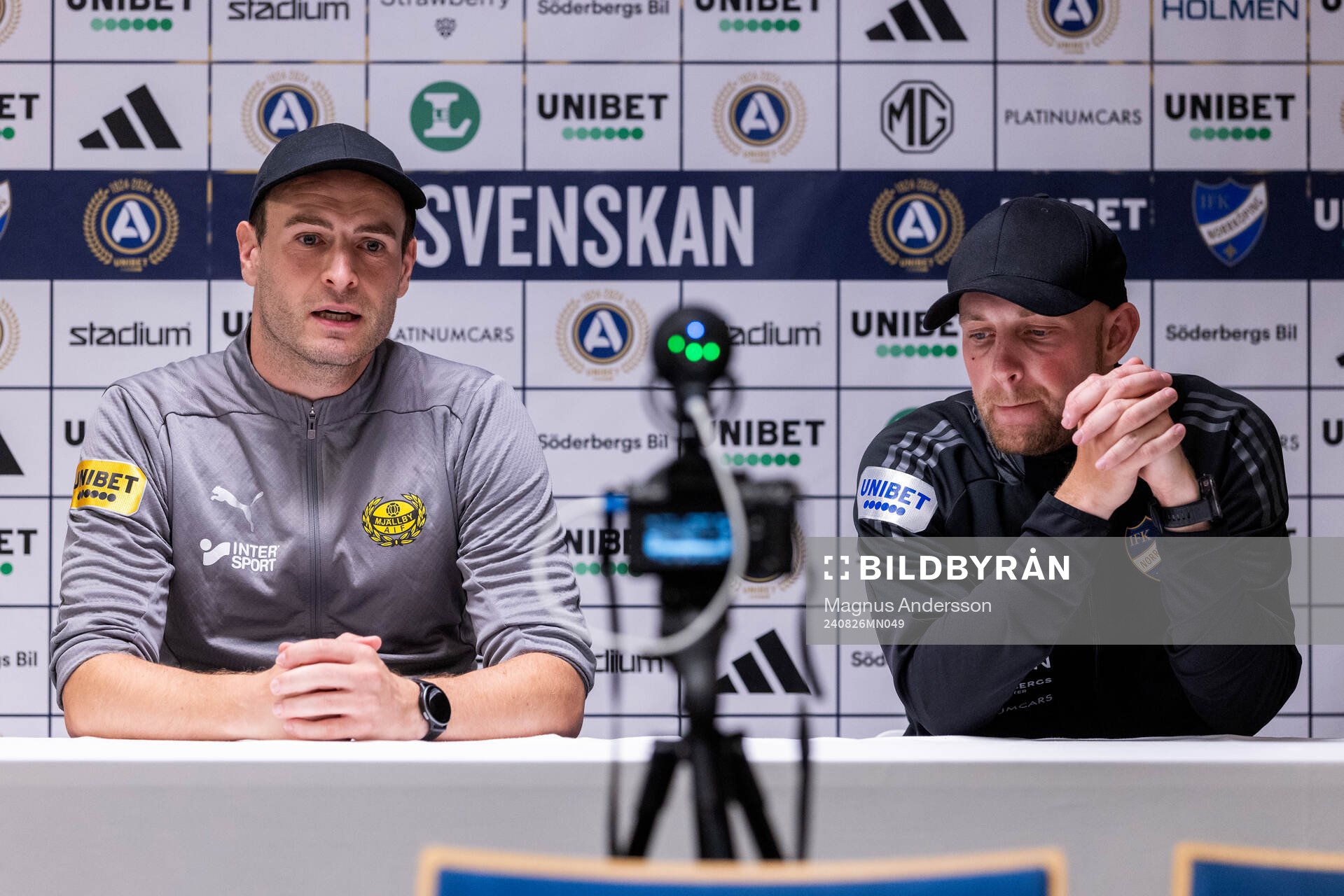 Mjällbys assisterande tränare Christofer Augustsson och IFK Norrköpings assisterande tränare Fredrik Landén på presskonferens efter fotbollsmatchen i Allsvenskan mellan IFK Norrköping och Mjällby den 26 augusti 2024 i Norrköping.