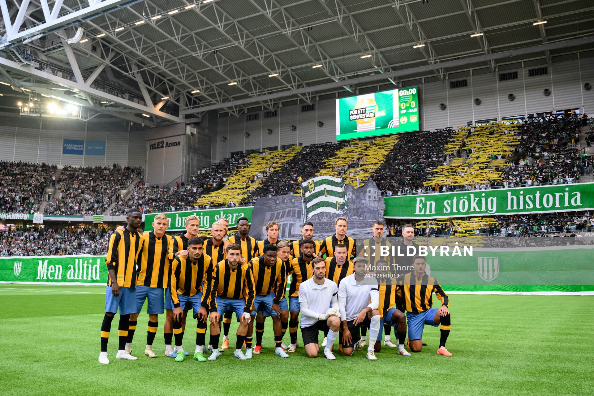Hammarbys spelare framför supportrarnas tifo