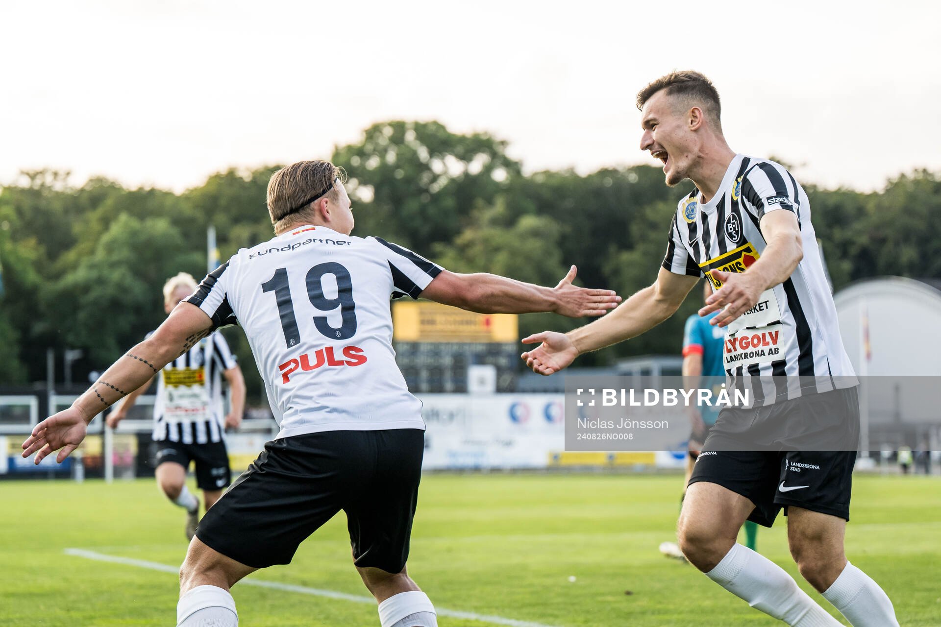 Landskronas Vincent Sundberg och Robin Dzabic jublar