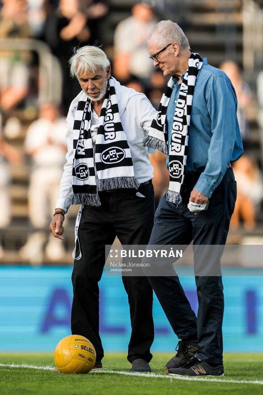Claes Cronqvist, Sony Johansson ”Kung Sune” vid den symboliska avsparken inför fotbollsmatchen i Superettan mellan Landskrona och Varberg den 26 augusti 2024 i Landskrona.