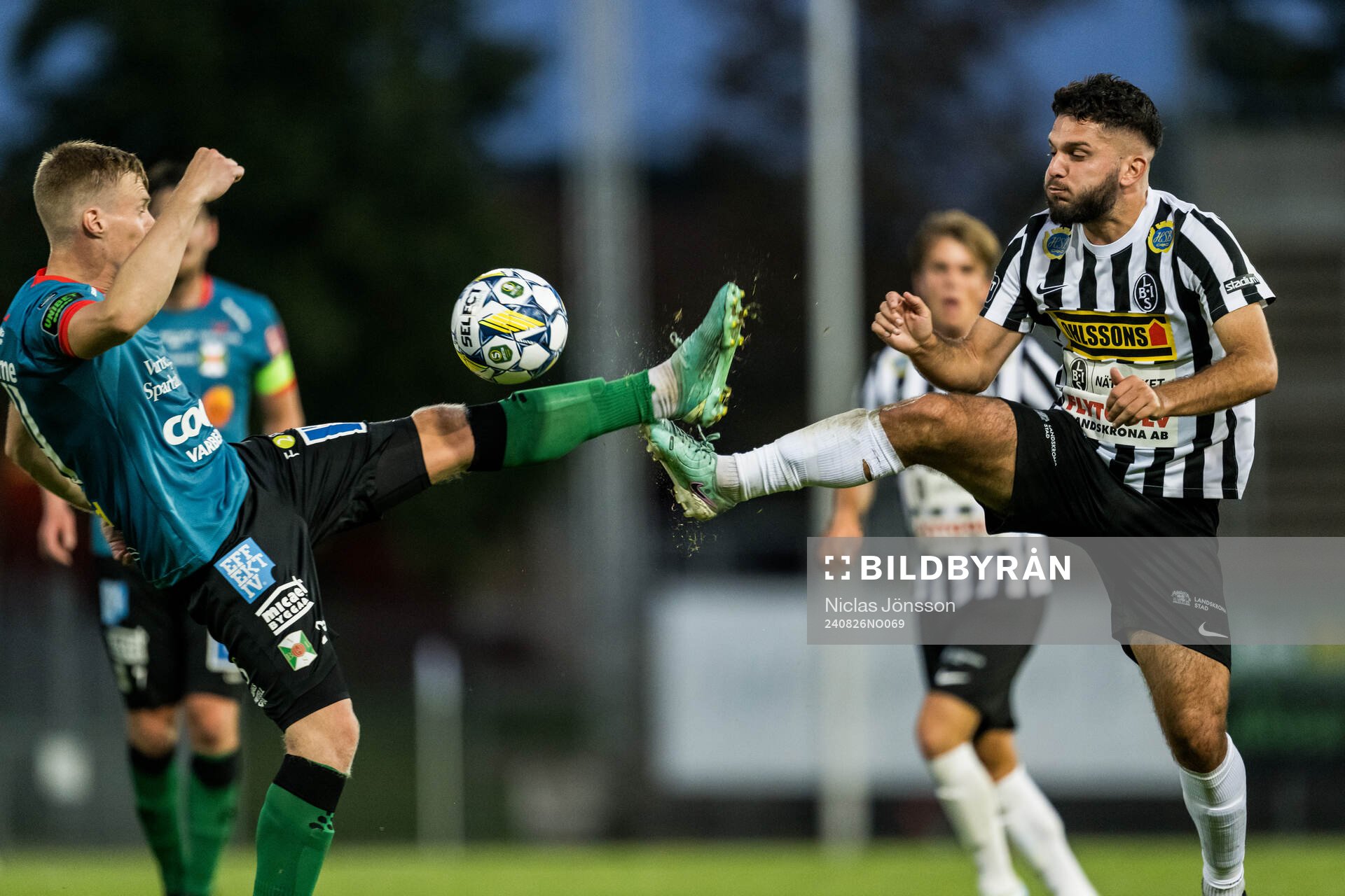 Varbergs Emil Hellman  och Landskronas Edi Sylisufaj