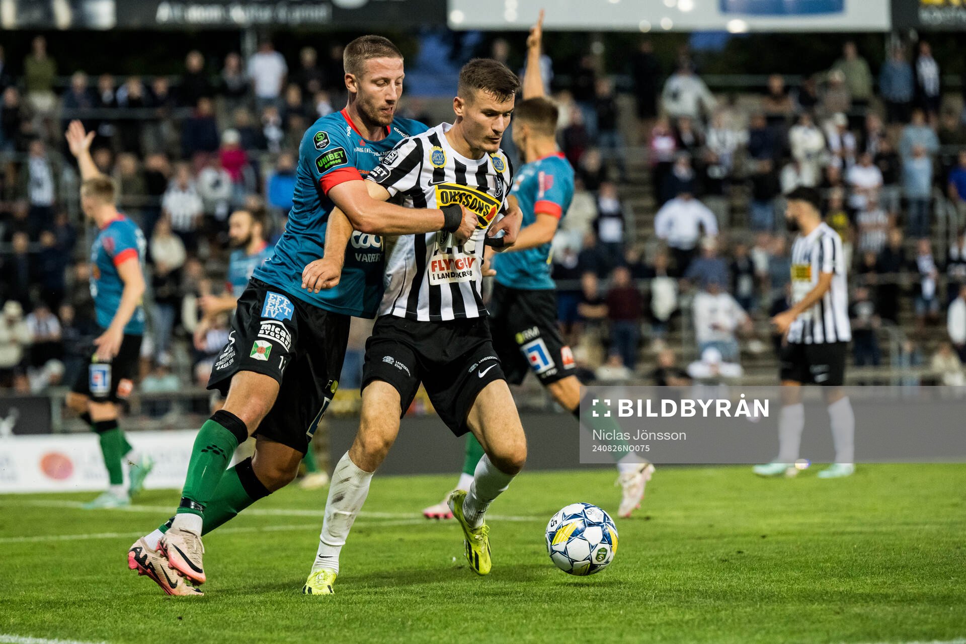 Varbergs Kevin Custovic  och Landskronas Robin Dzabic