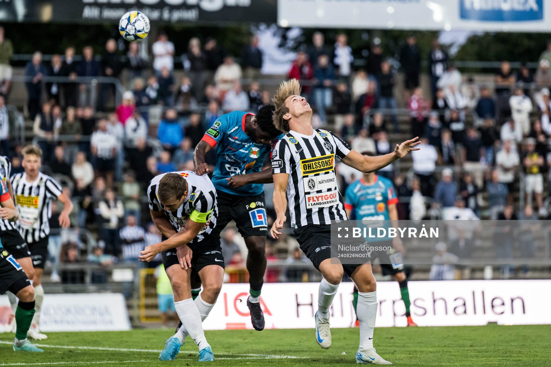Varbergs Kevin Appiah Nyarko och Landskronas Victor Karlsson under fotbollsmatchen i Superettan mellan Landskrona och Varberg den 26 augusti 2024 i Landskrona. 