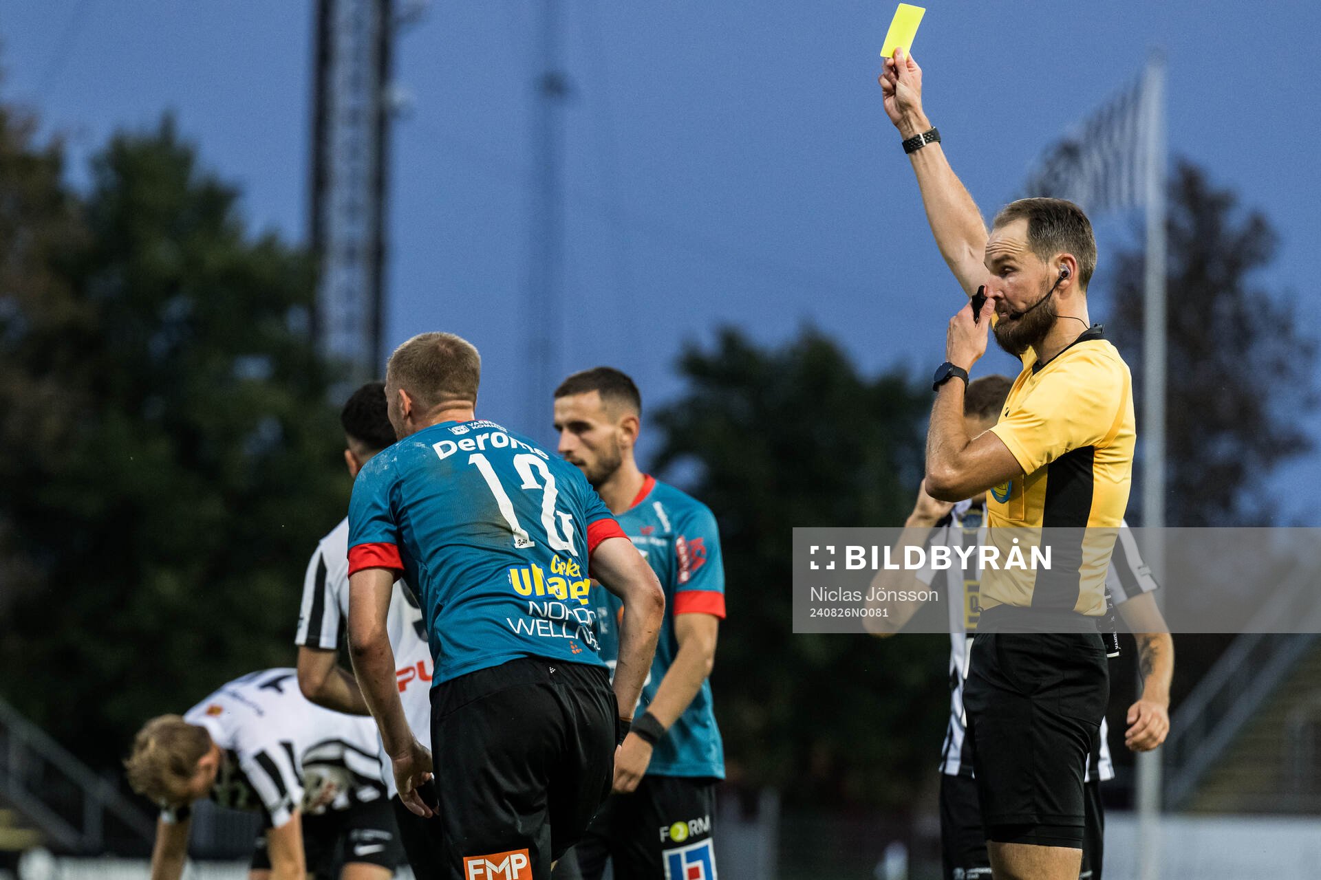 Varbergs Kevin Custovic får ett gult kort av Domare