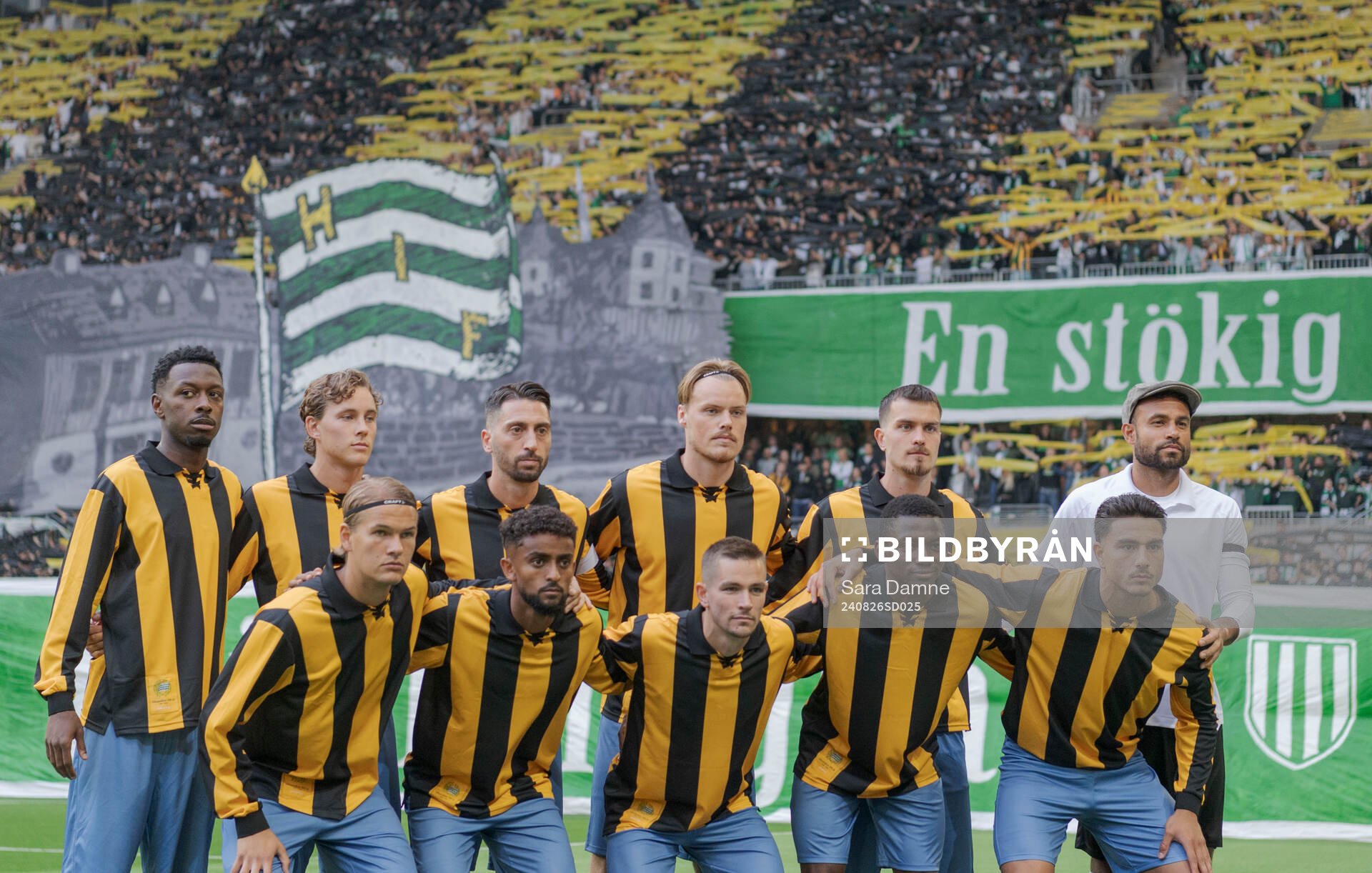 Hammarbys startelva poserar för en bild framför supportarnas tifo inför fotbollsmatchen i Allsvenskan mellan Hammarby och GAIS den 26 augusti 2024 i Stockholm.