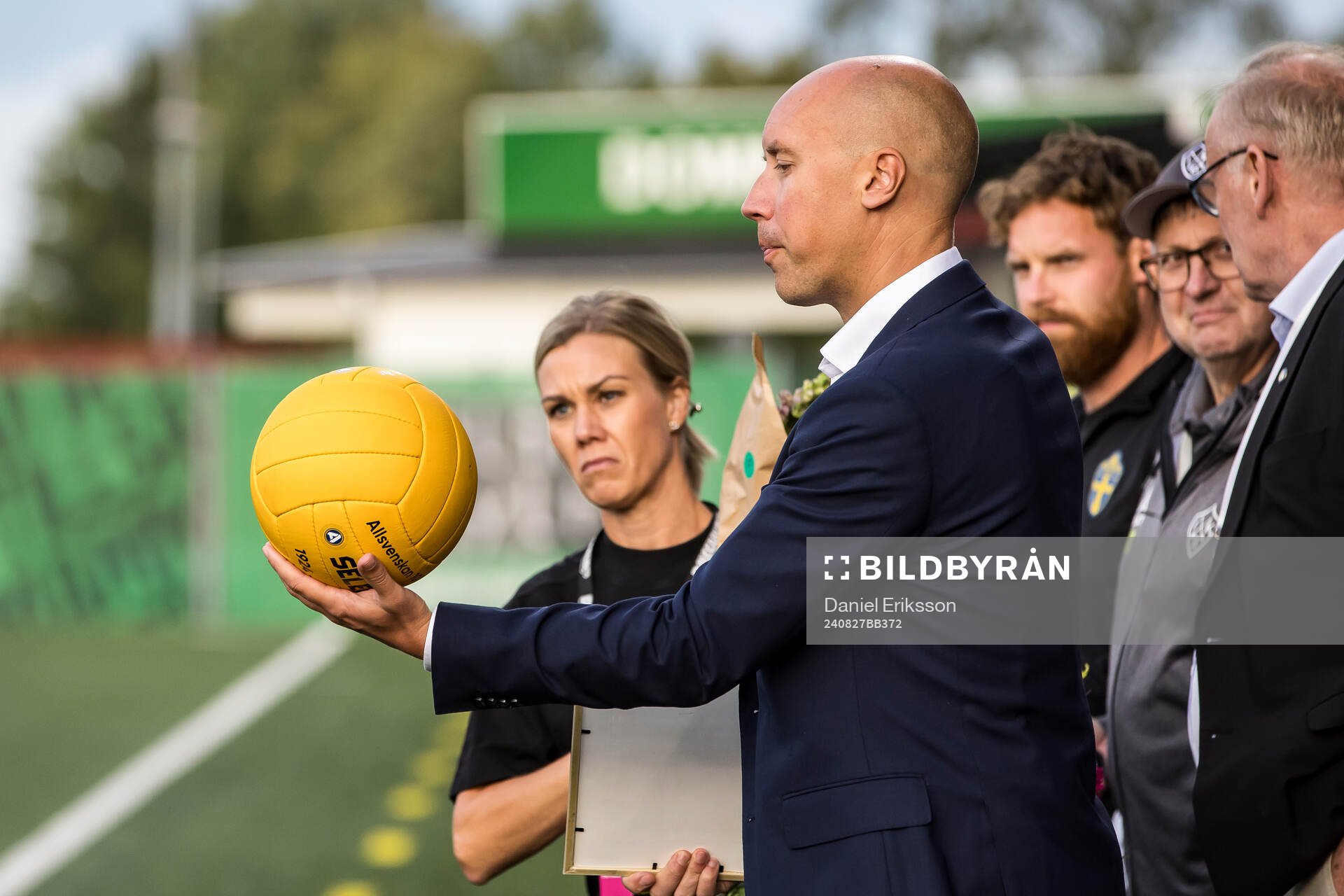 Simon Åström med jubileumsbollen