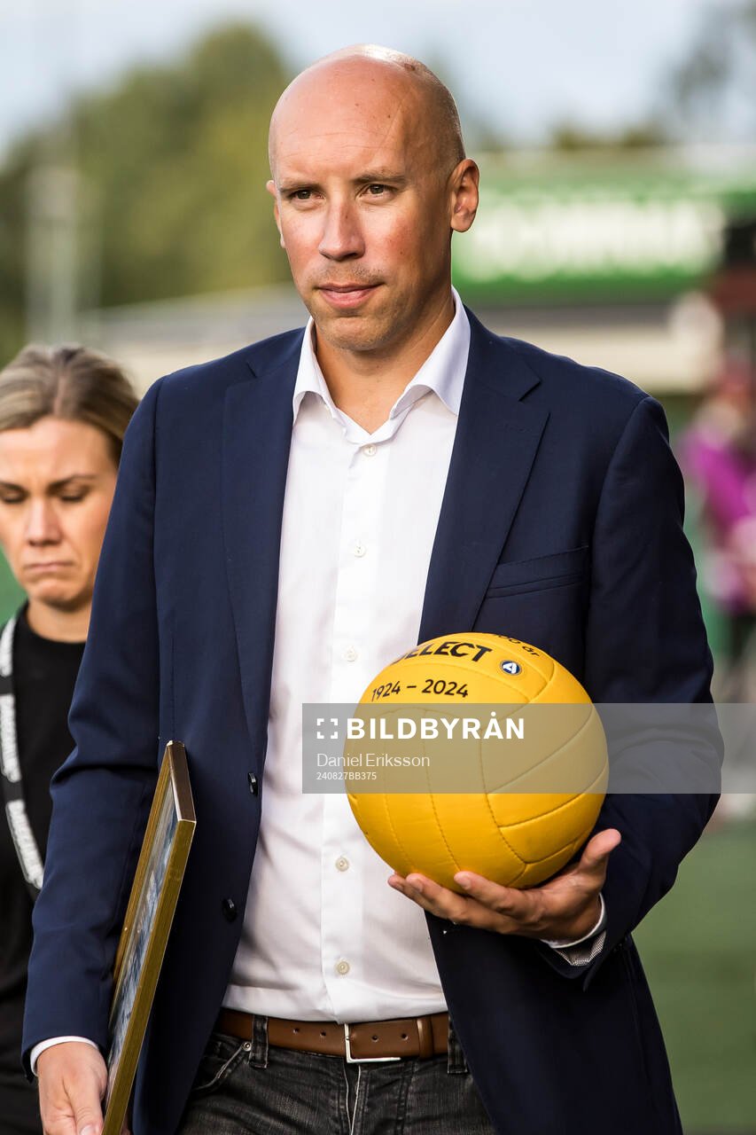 Simon Åström med jubileumsbollen