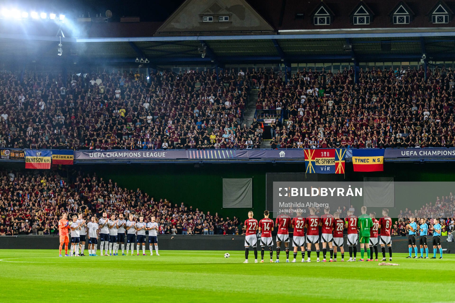 Players of Malmö FF and of Sparta Prague pay tribute to