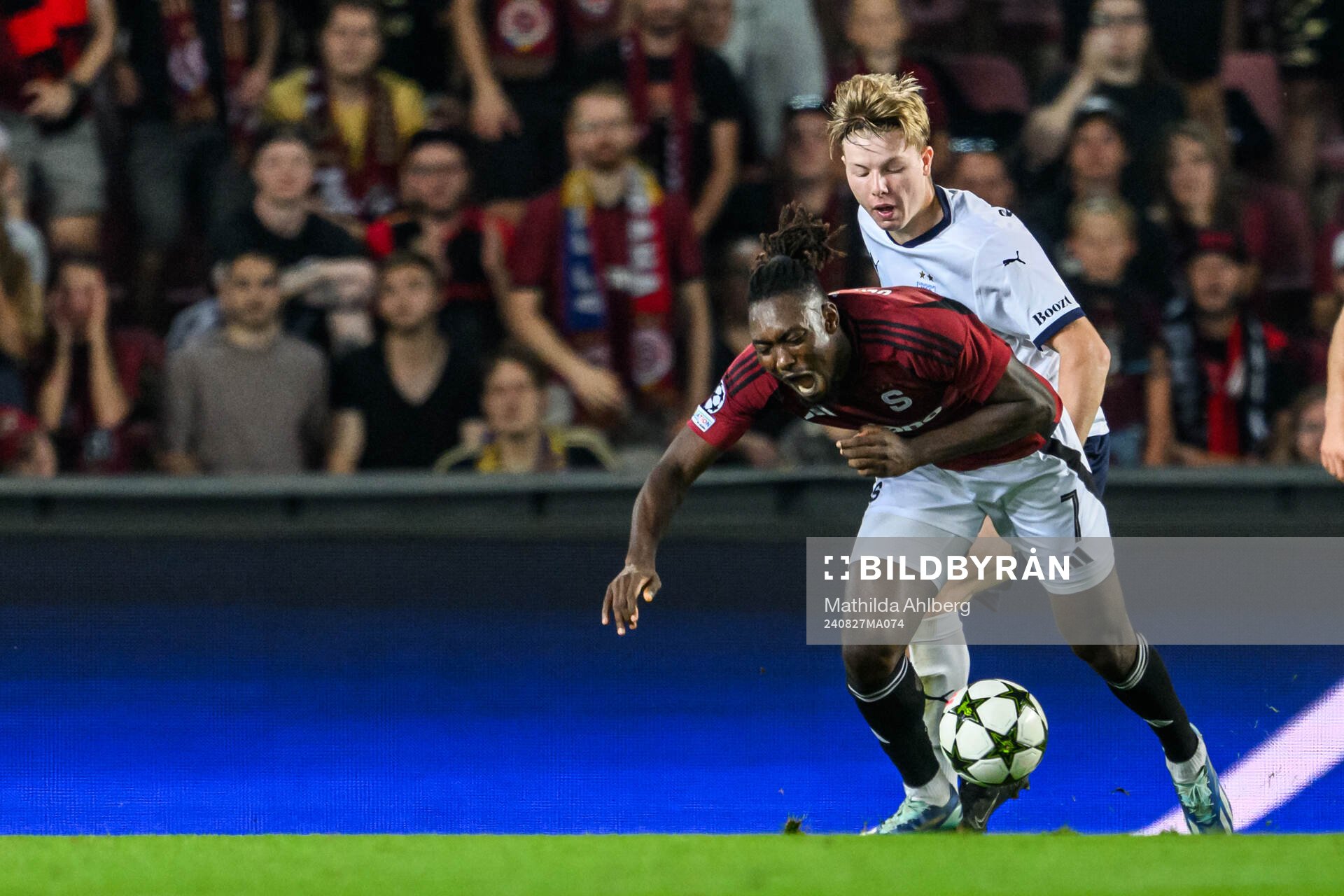 Victor Olatunji of Sparta Prag and Nils Zätterström of