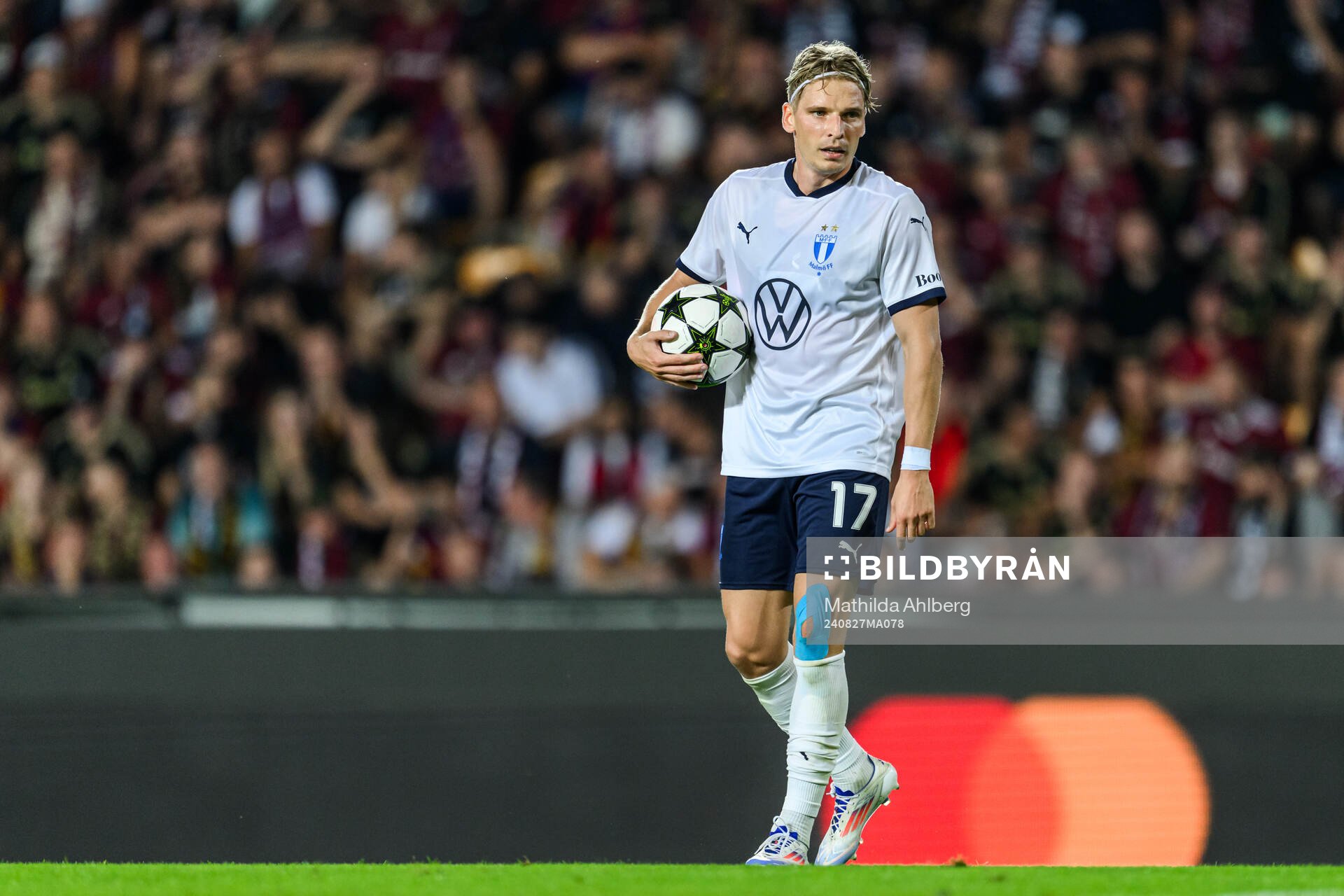 Jens Stryger Larsen of Malmö FF looks dejected