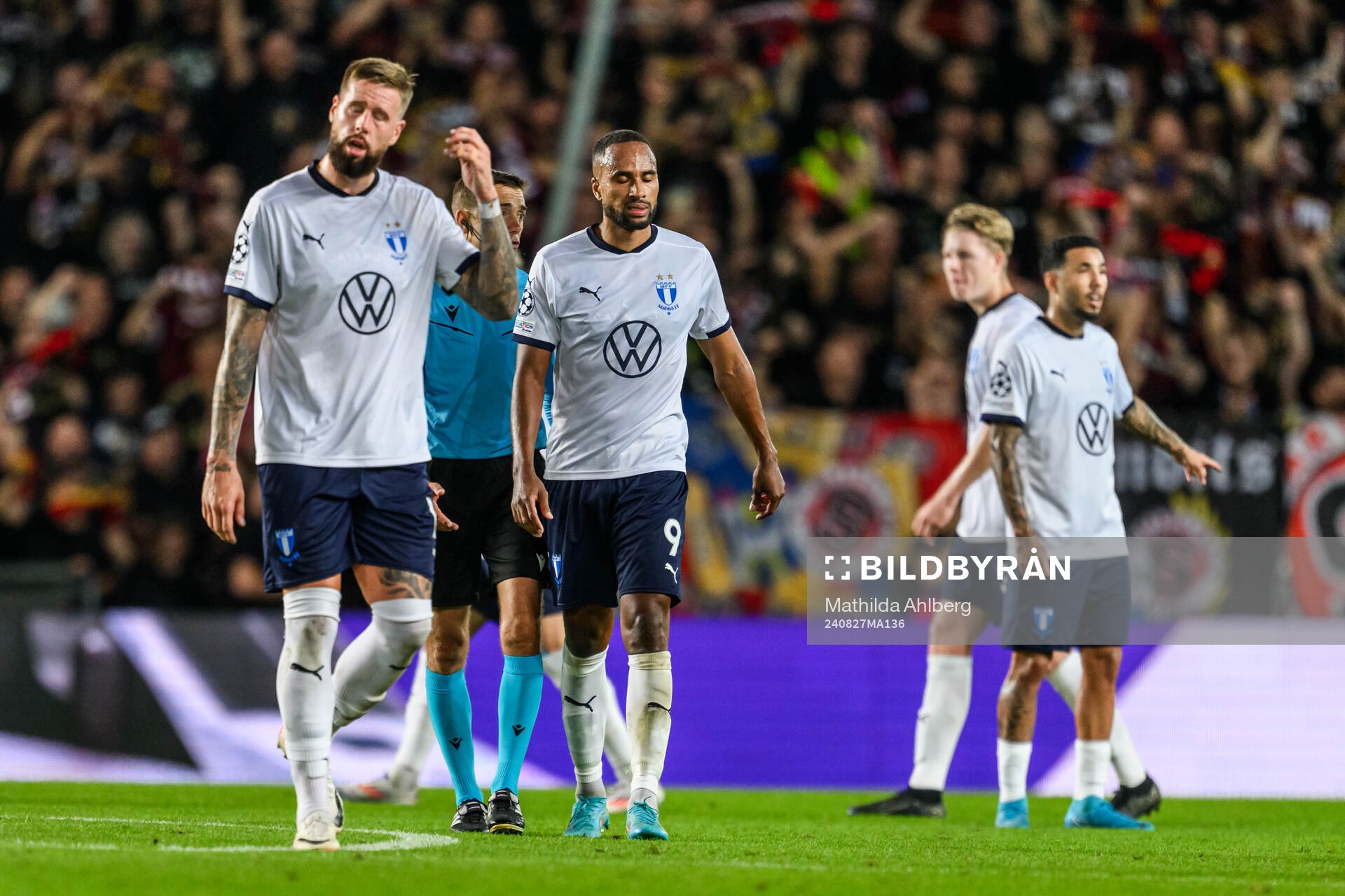 Isaac Kiese Thelin of Malmö FF looks dejected