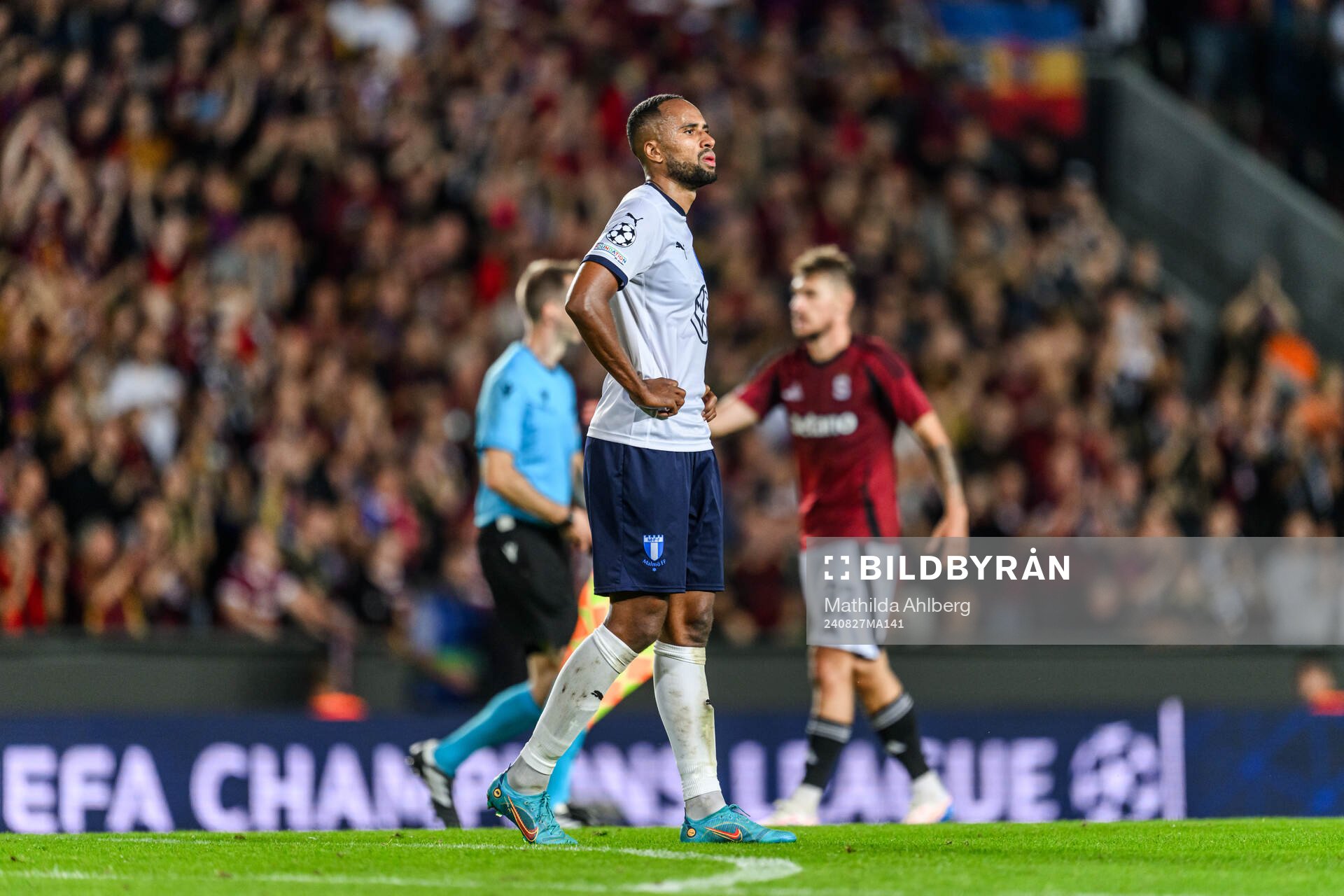 Isaac Kiese Thelin of Malmö FF looks dejected
