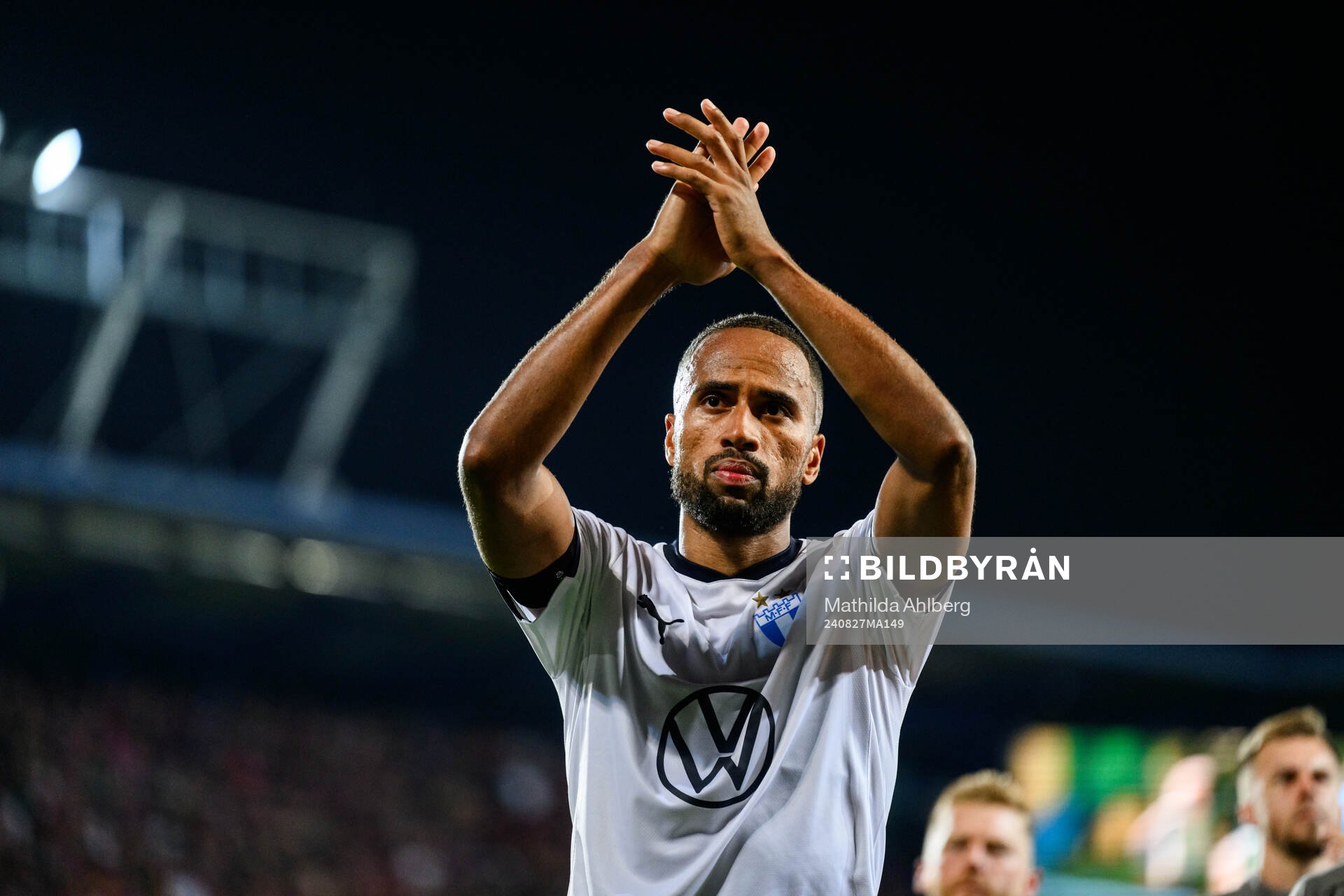 Isaac Kiese Thelin of Malmö FF looks dejected