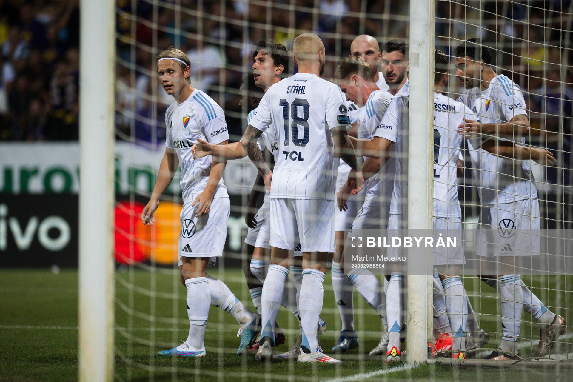 Gustav Wikheim of Djurgården celebrates 0-1 with teammates