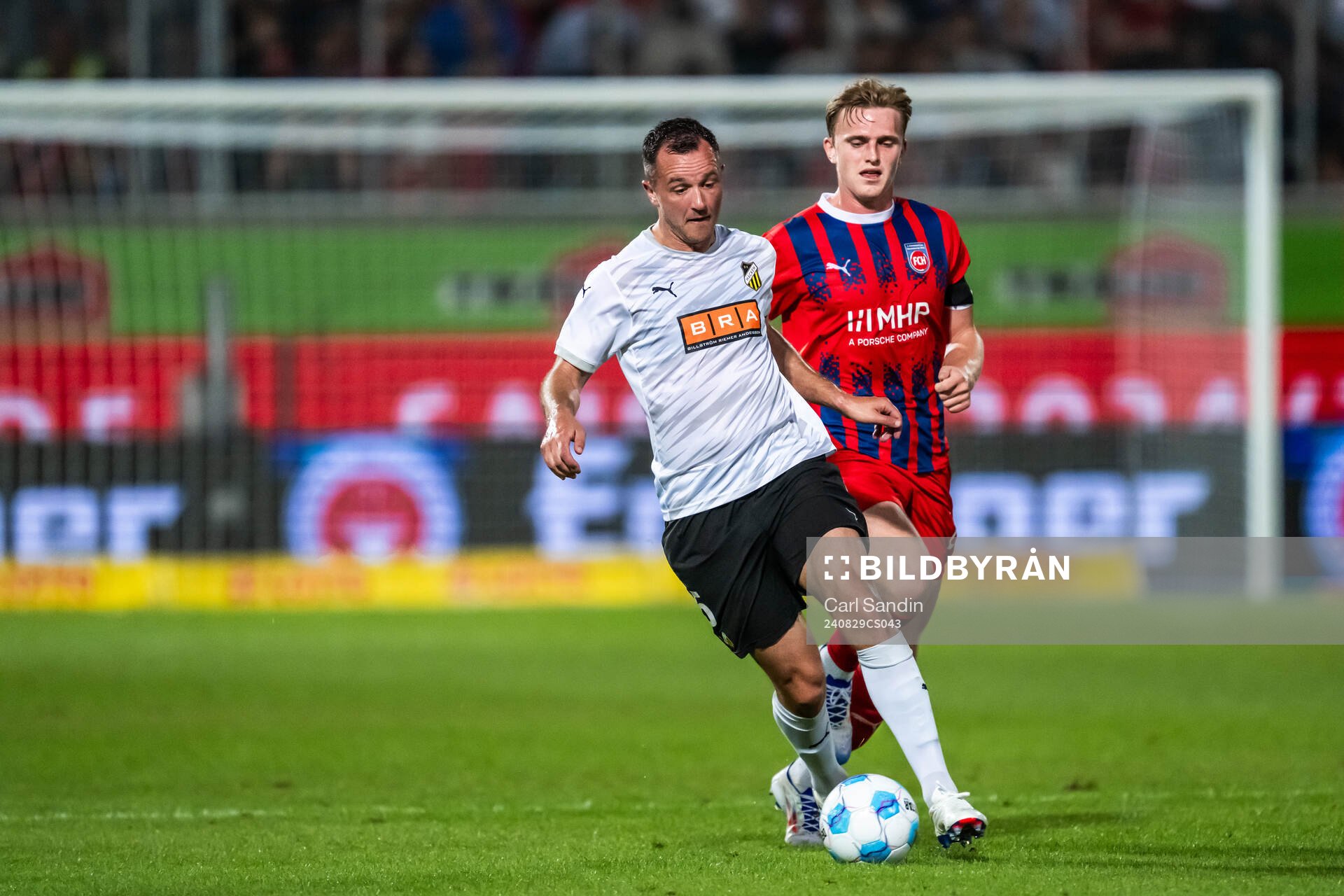 Even Hovland of Häcken and Mikkel Kaufmann of Heidenheim