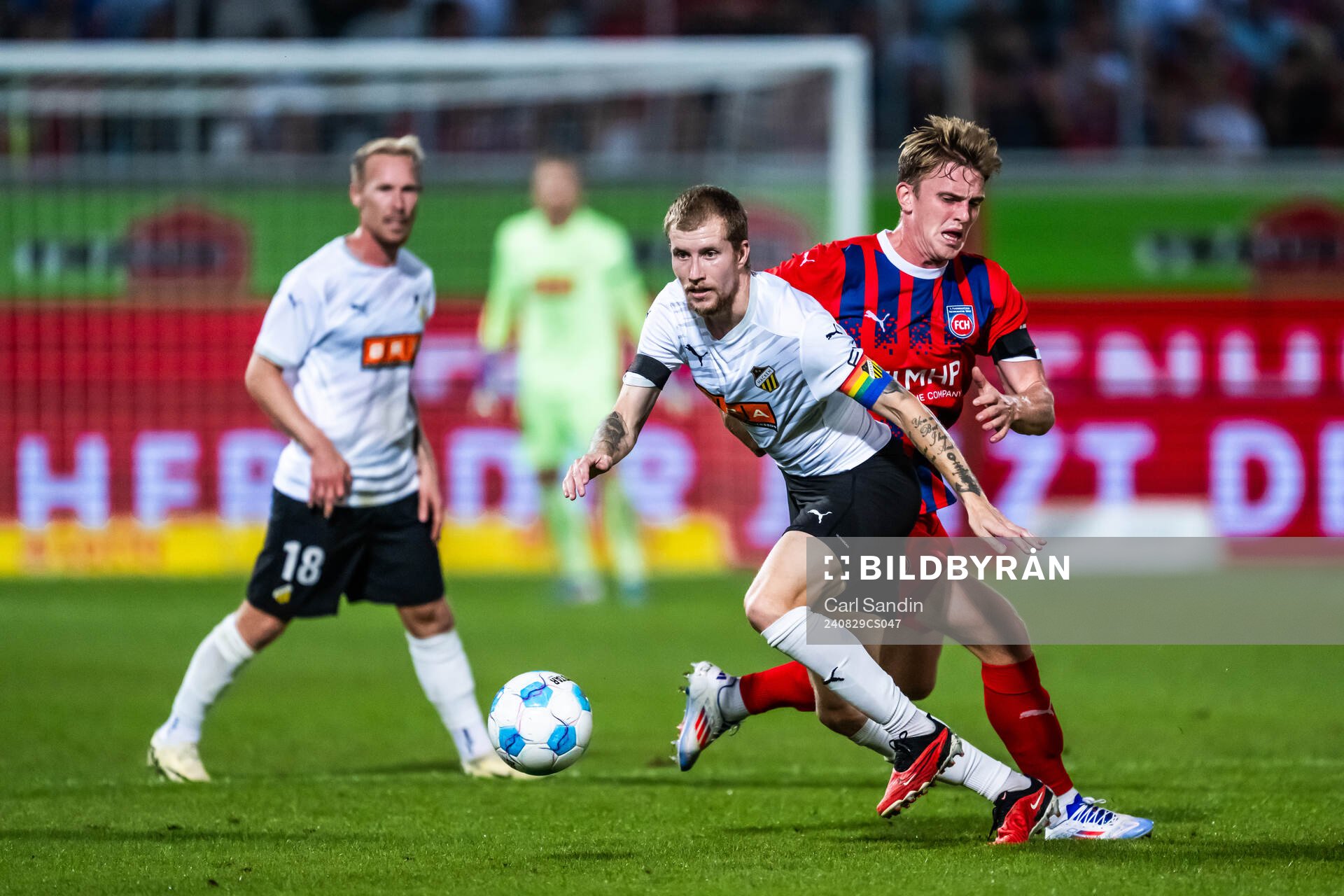 Simon Gustafson of Häcken and Mikkel Kaufmann of Heidenheim