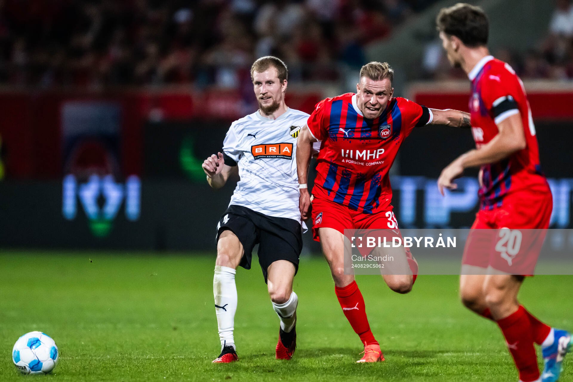 Simon Gustafson of Häcken and Lennard Maloney of Heidenheim
