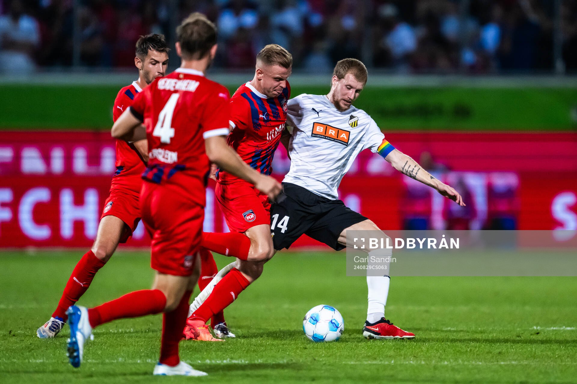 Lennard Maloney of Heidenheim and Simon Gustafson of Häcken