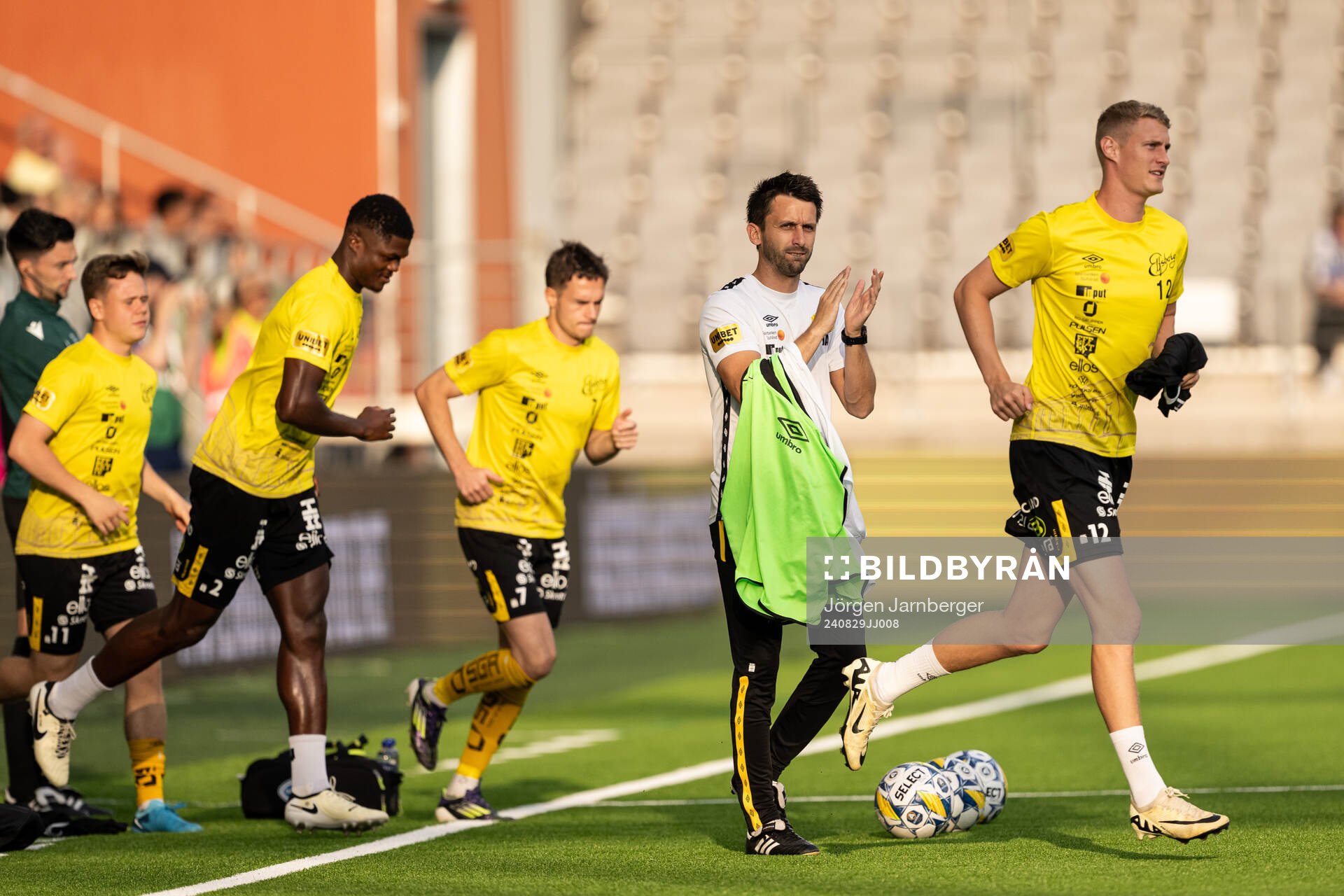 Assistant coach Javier Agenjo Duran of Elfsborg during warmup ahead off the UEFA Europa League playoff between Elfsborg and Molde on August 29, 2024 in Borås.