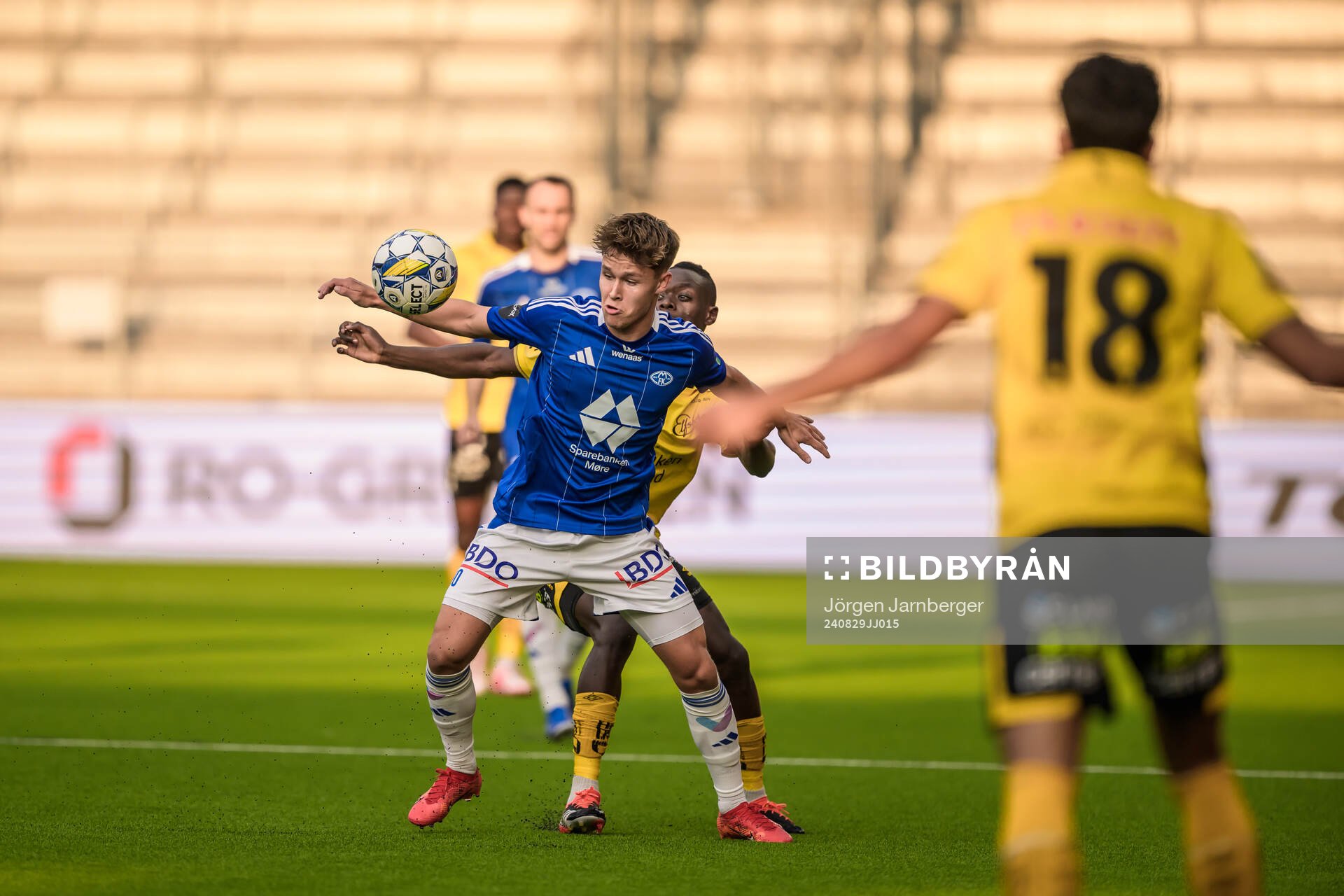 Mads Enggård of Molde and Timothy Noor Ouma of Elfsborg