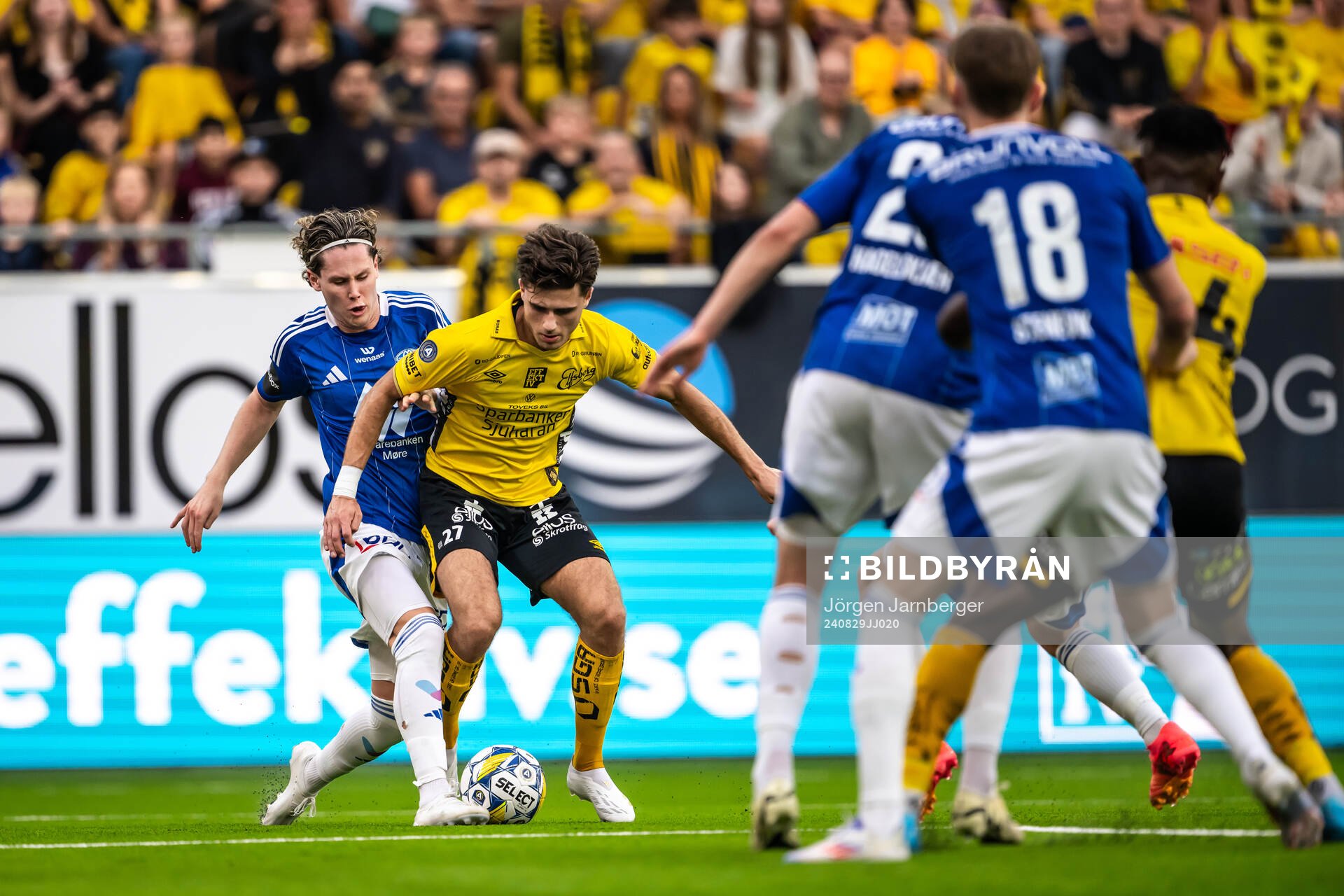Besfort Zeneli of Elfsborg and Mathias Fjørtoft Løvik of