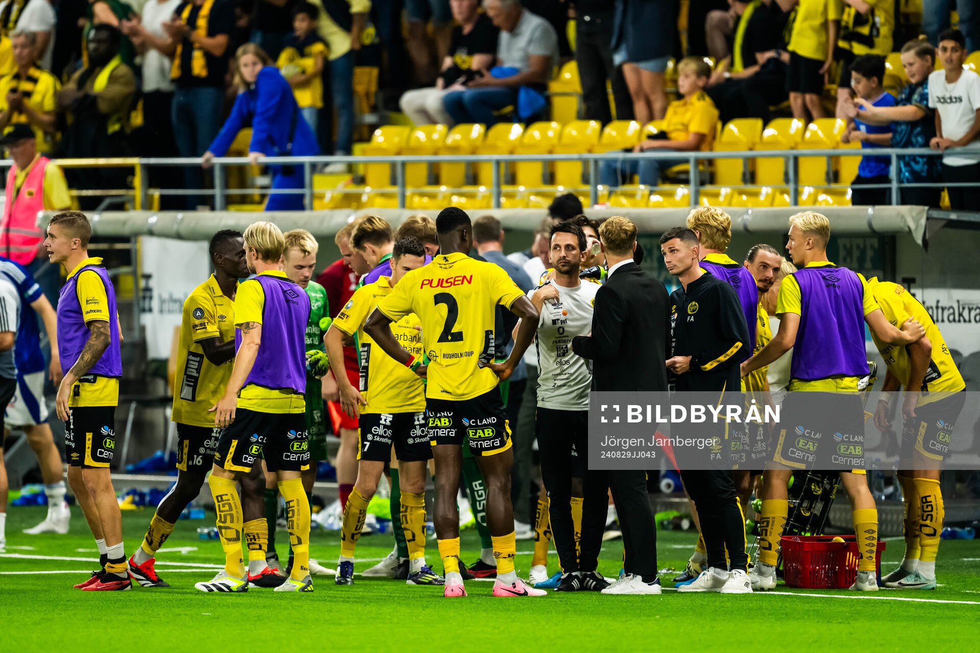 The players of Elfsborg gather ahead of a penalty shoot out during the UEFA Europa League playoff between Elfsborg and Molde on August 29, 2024 in Borås. 