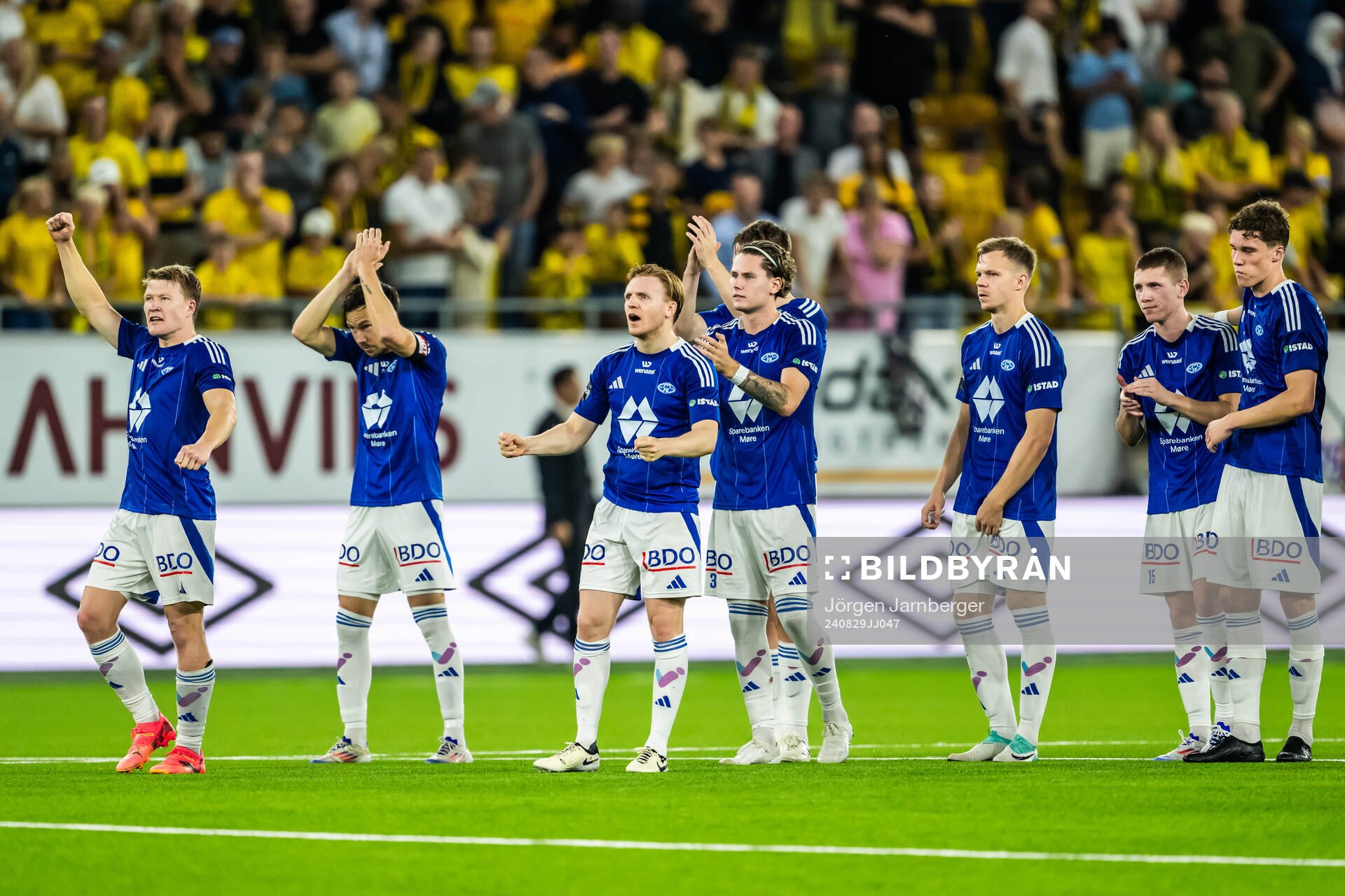Players of Molde at the penalty shoot out