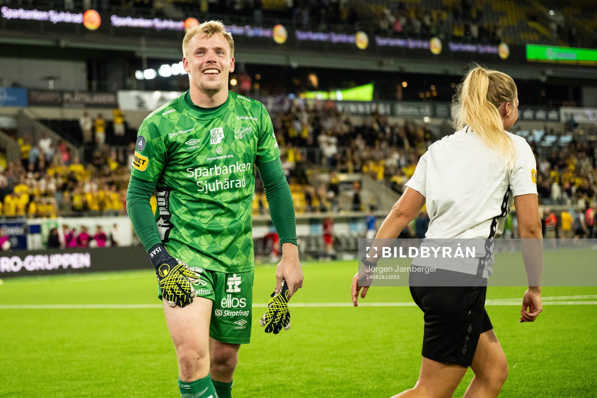 Goalkeeper Isak Pettersson of Elfsborg celebrate