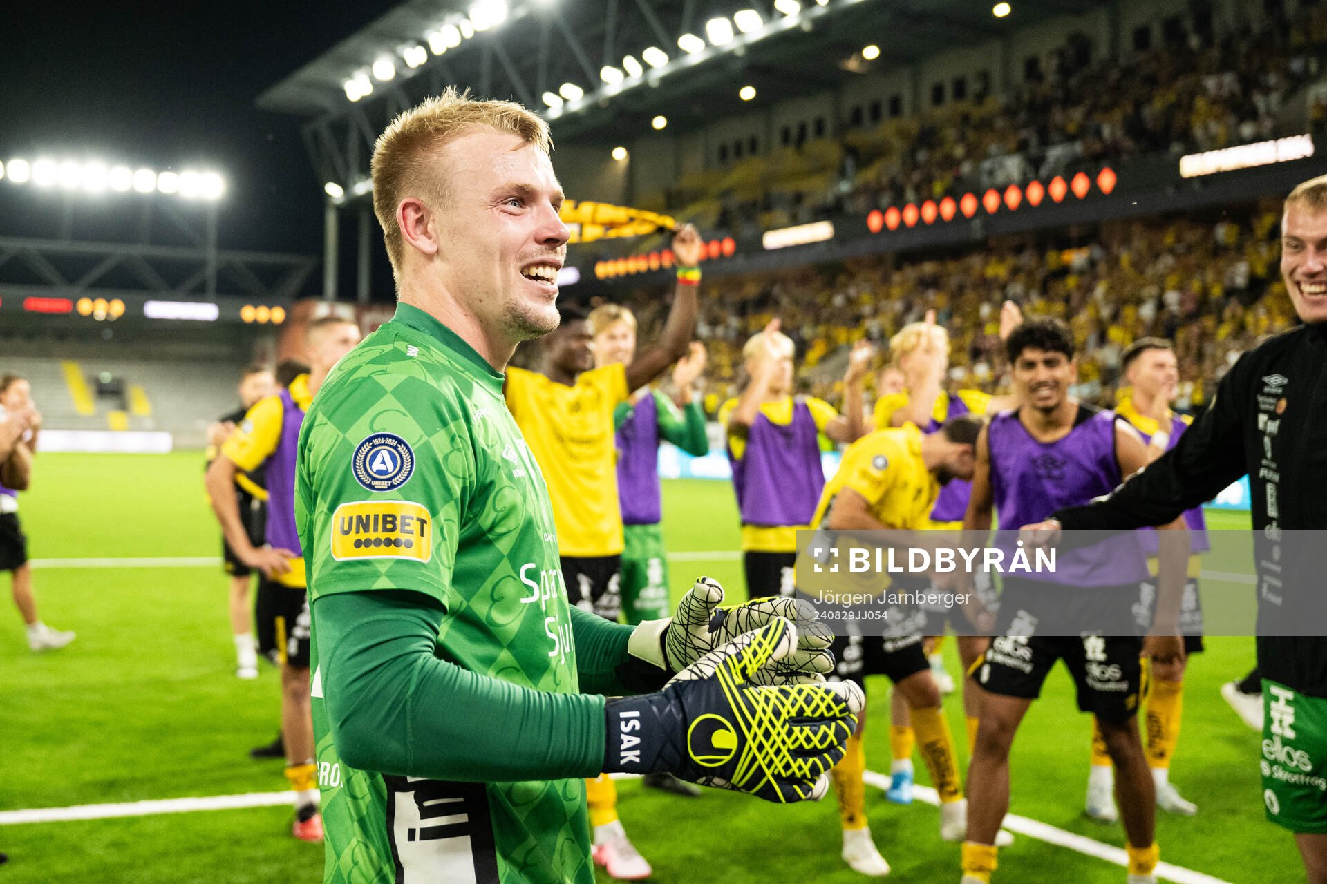 Goalkeeper Isak Pettersson of Elfsborg celebrate