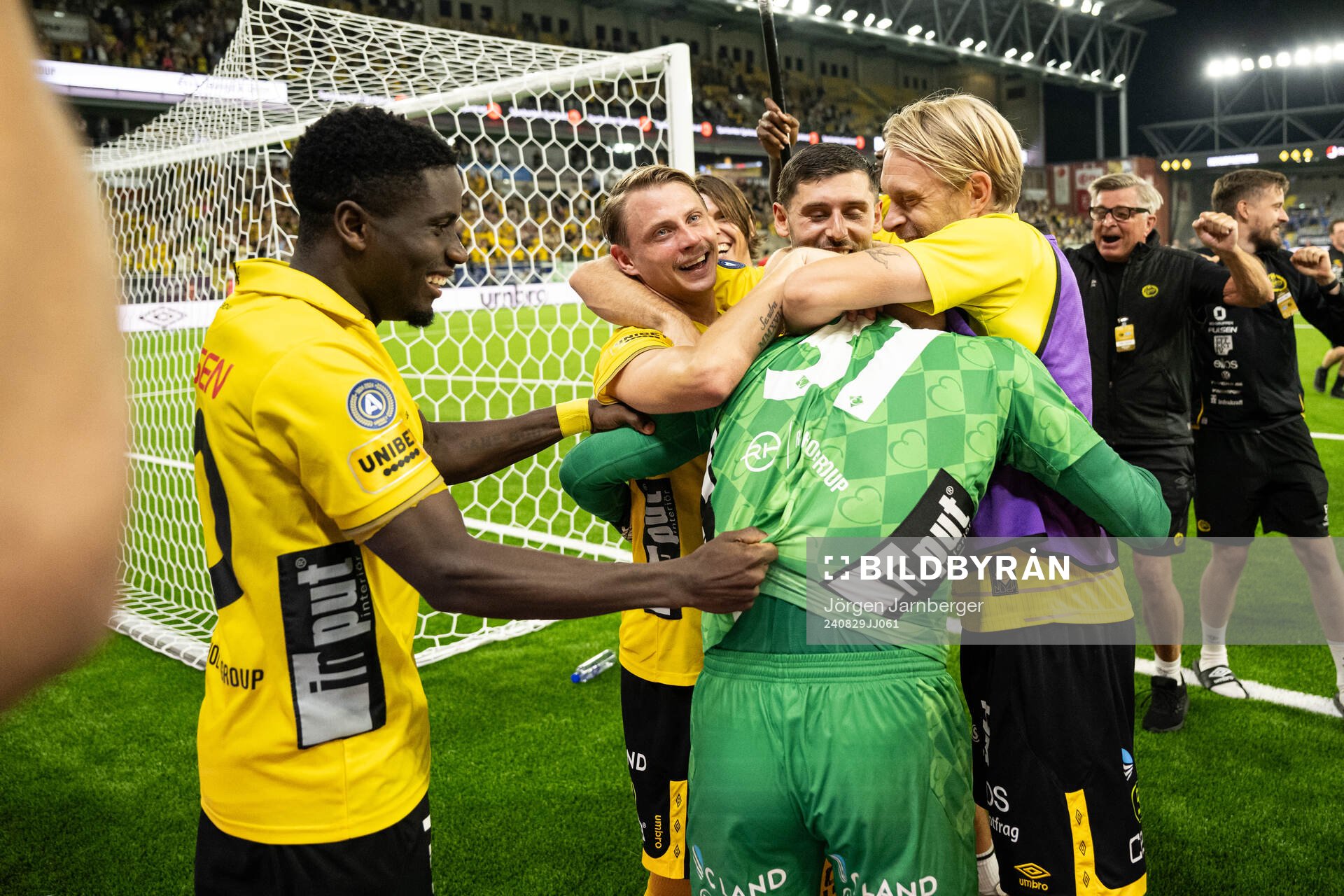 Goalkeeper Isak Pettersson of Elfsborg celebrate