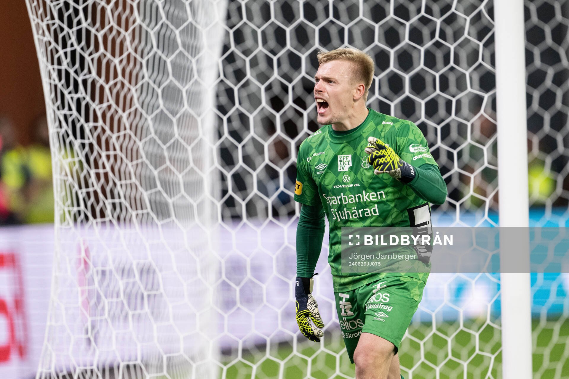 Goalkeeper Isak Pettersson of Elfsborg celebrate