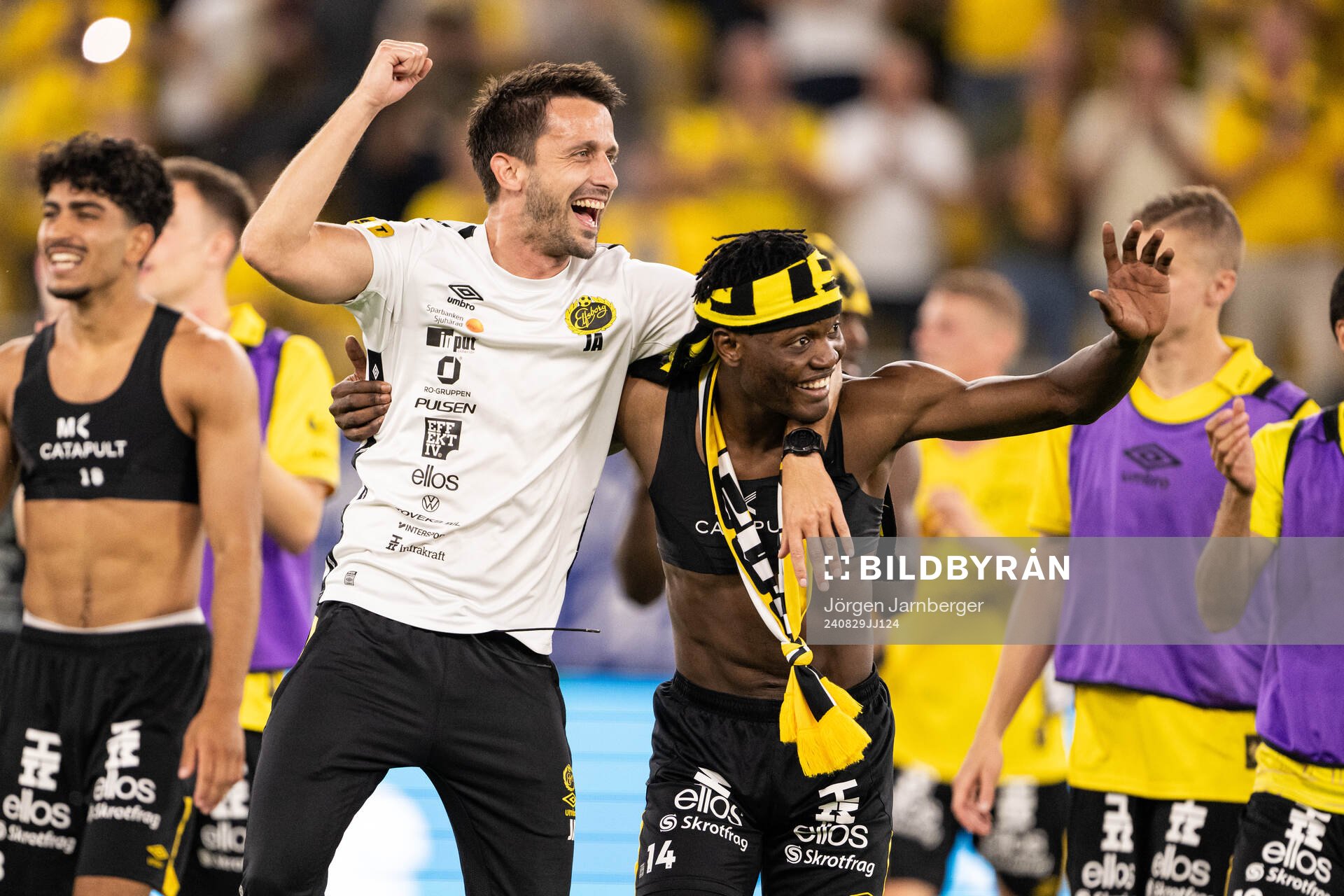Assistant coach Javier Agenjo Duran and Jalal Abdullai of