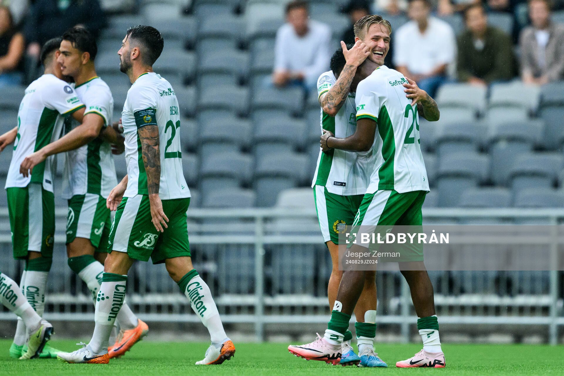 Hammarbys Fredrik Hammar och Divine Teah jublar efter 1-0 av Jusef Erabi under fotbollsmatchen i Svenska Cupen mellan IFK Stocksund och Hammarby den 29 augusti 2024 i Stockholm.