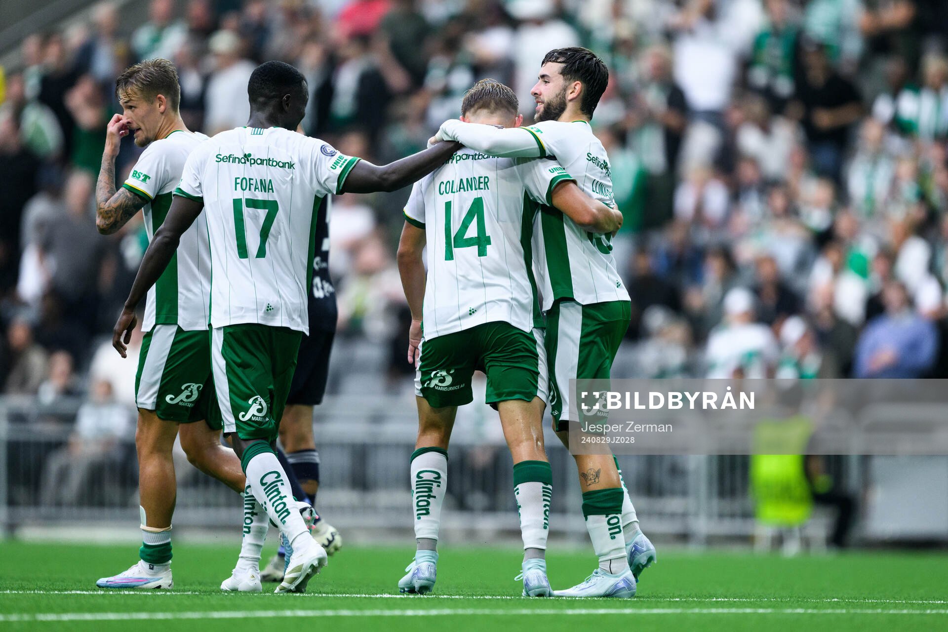 Hammarbys Dennis Collander jublar med lagkamrater