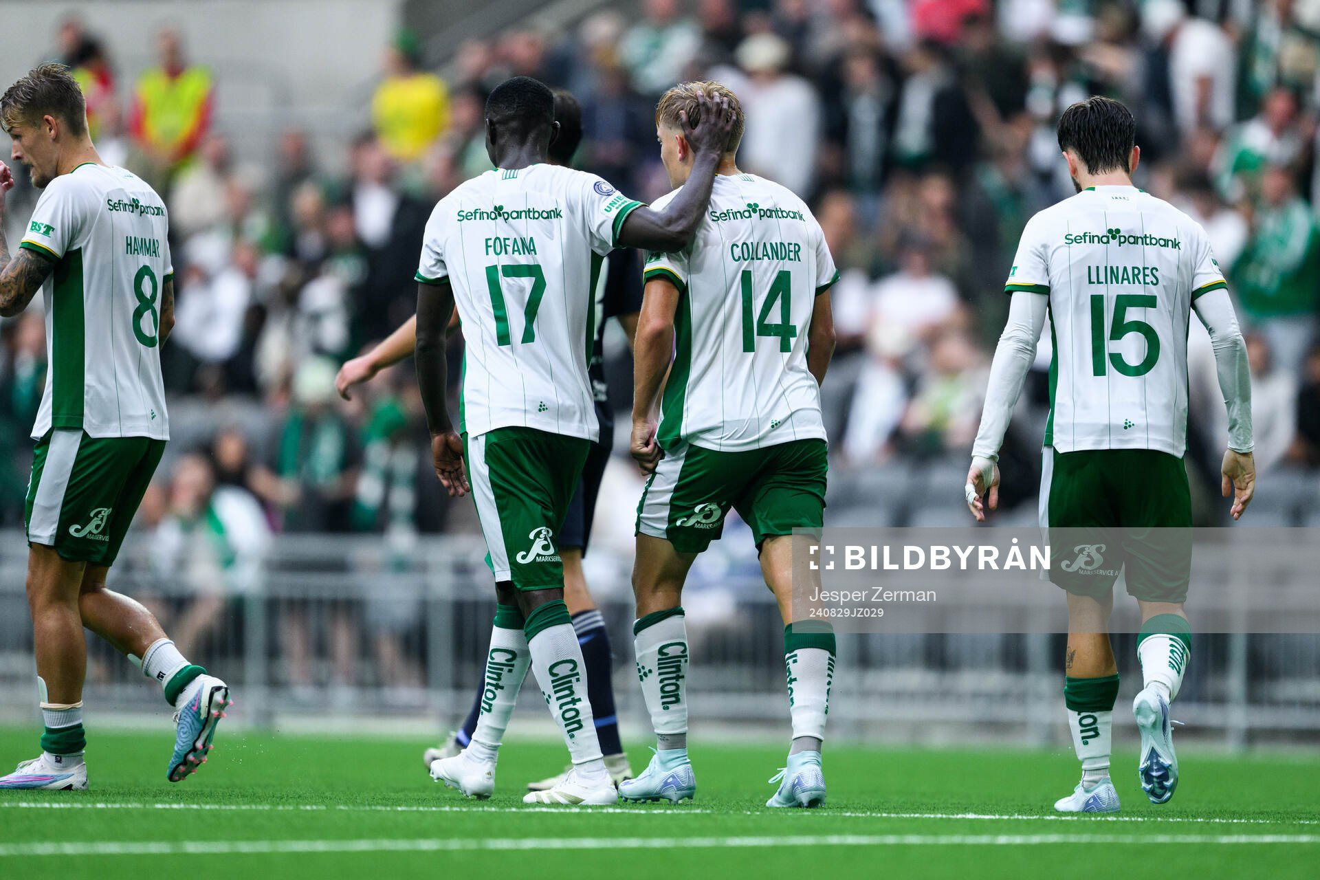 Hammarbys Dennis Collander jublar med lagkamrater