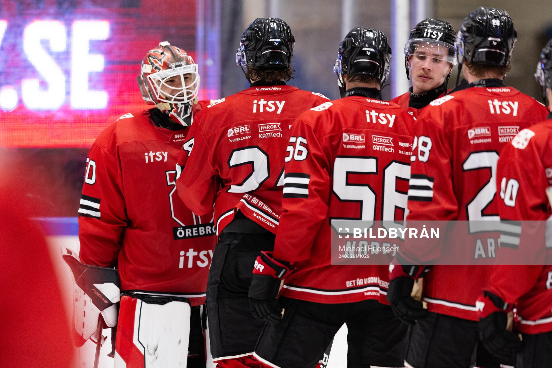 Örebros målvakt Herman Liv jublar med lagkamrater