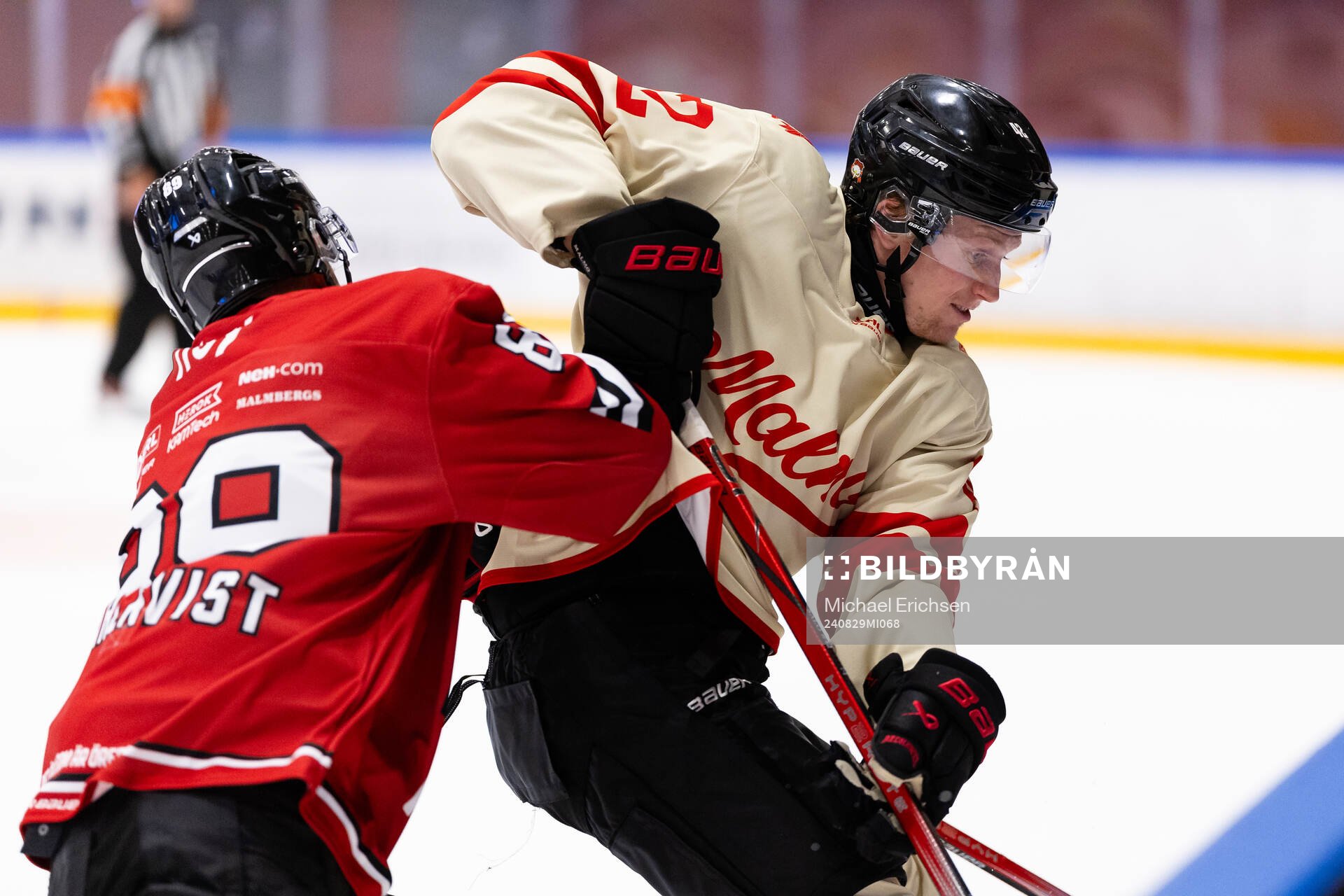 Örebros Patrik Karlkvist och Malmö Redhawks Robin Salo