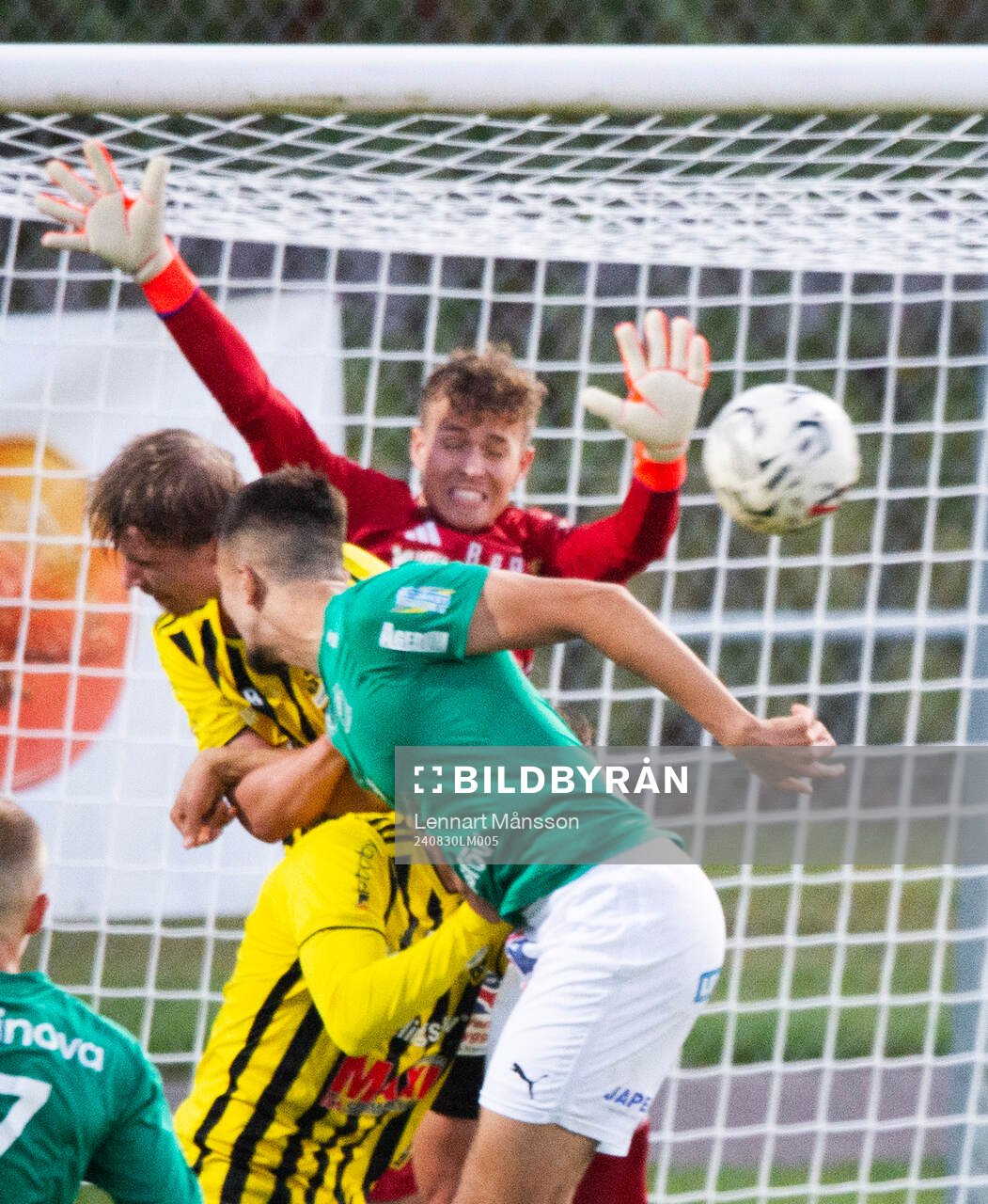 IFK Hässleholms målvakt Alve Lind räddar en hörna i