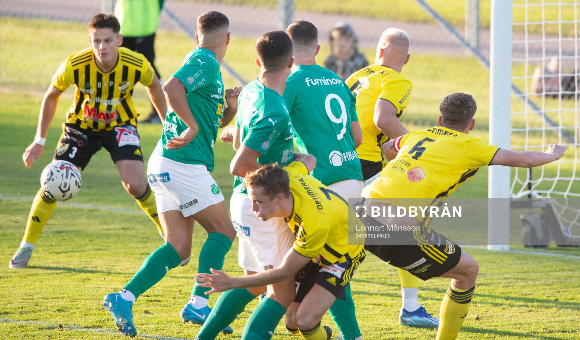 IFK Hässleholms Viktor Ahlgren och Philip Berndt i matchen i division 2 mellan Hässleholms IF och IFK Hässleholm 30 augusti 2024.