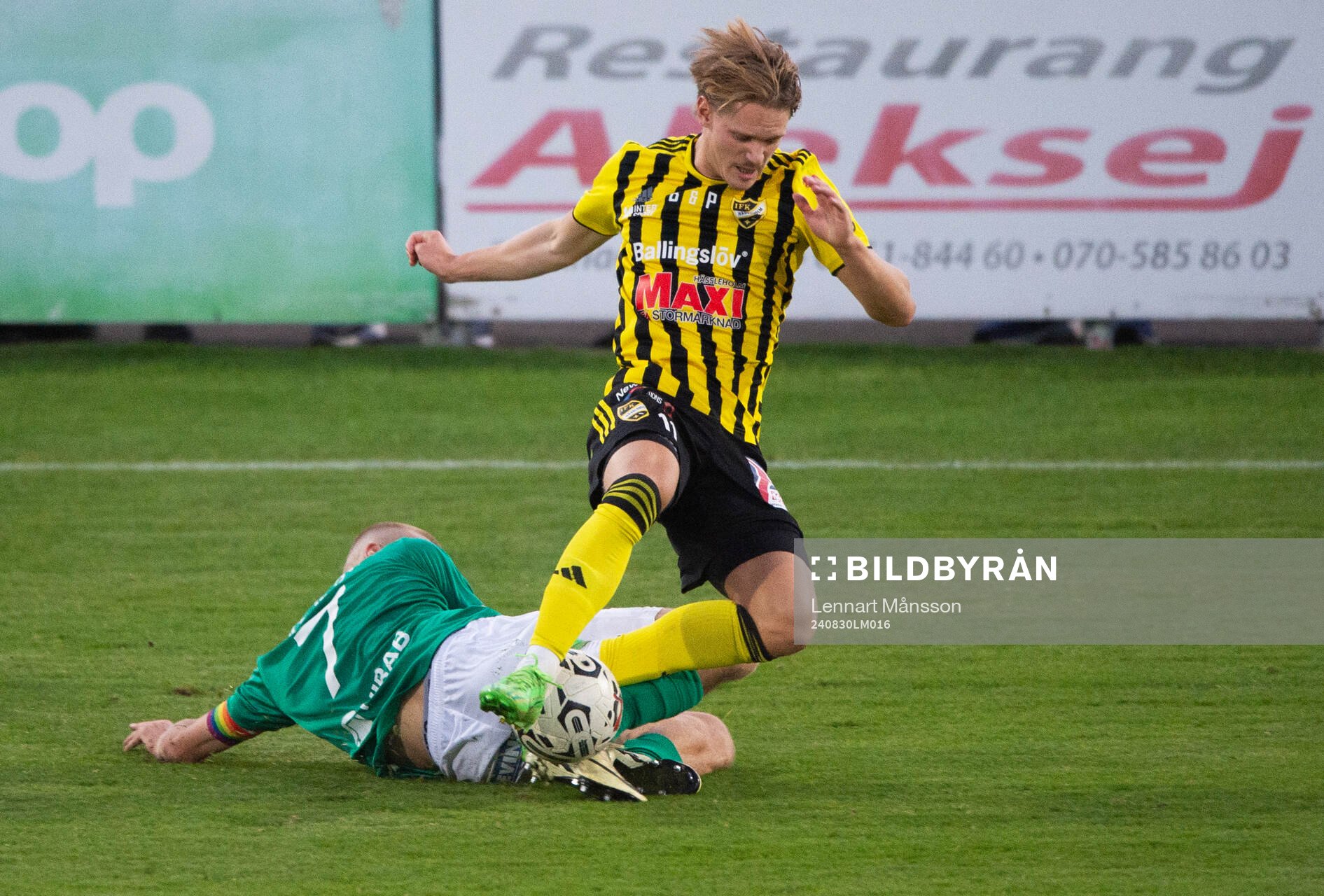 IFK Hässleholms Kasper Månsson tacklas av Albin
