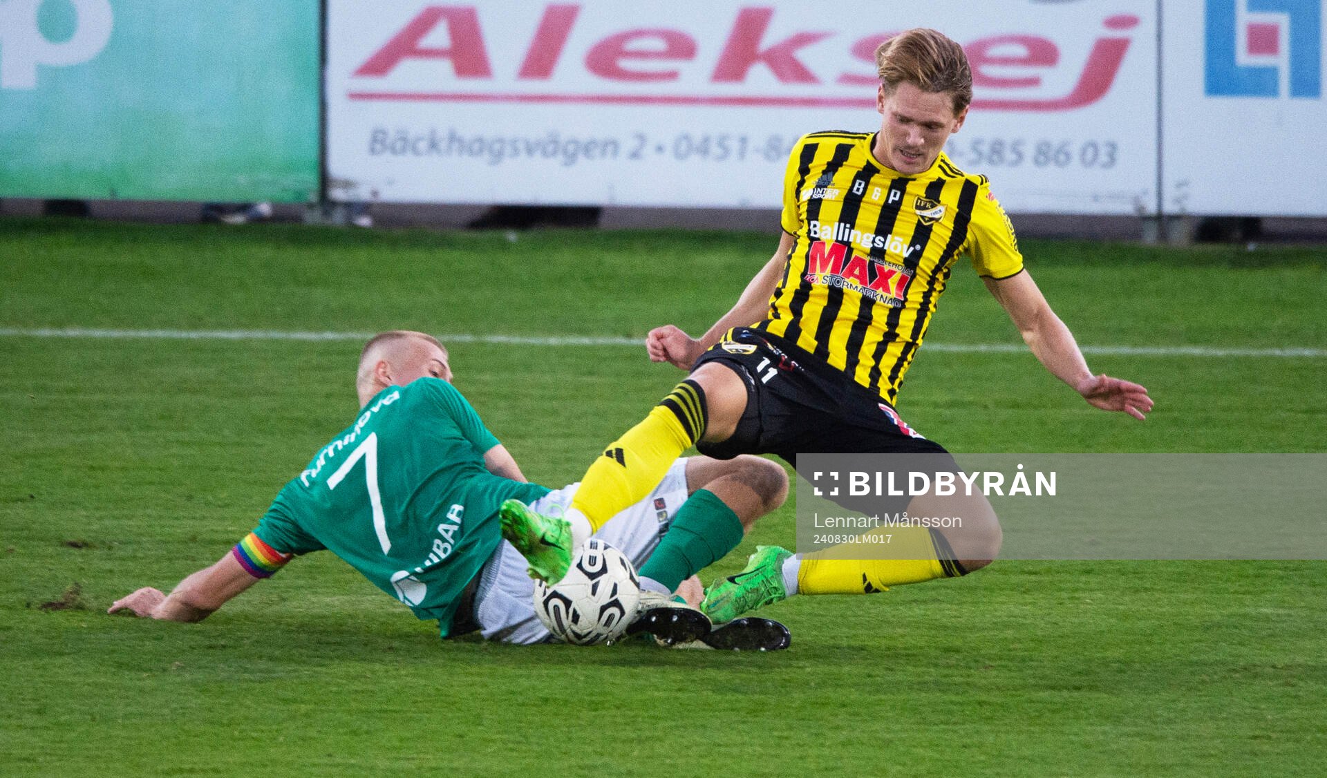 IFK Hässleholms Kasper Månsson tacklas av Albin