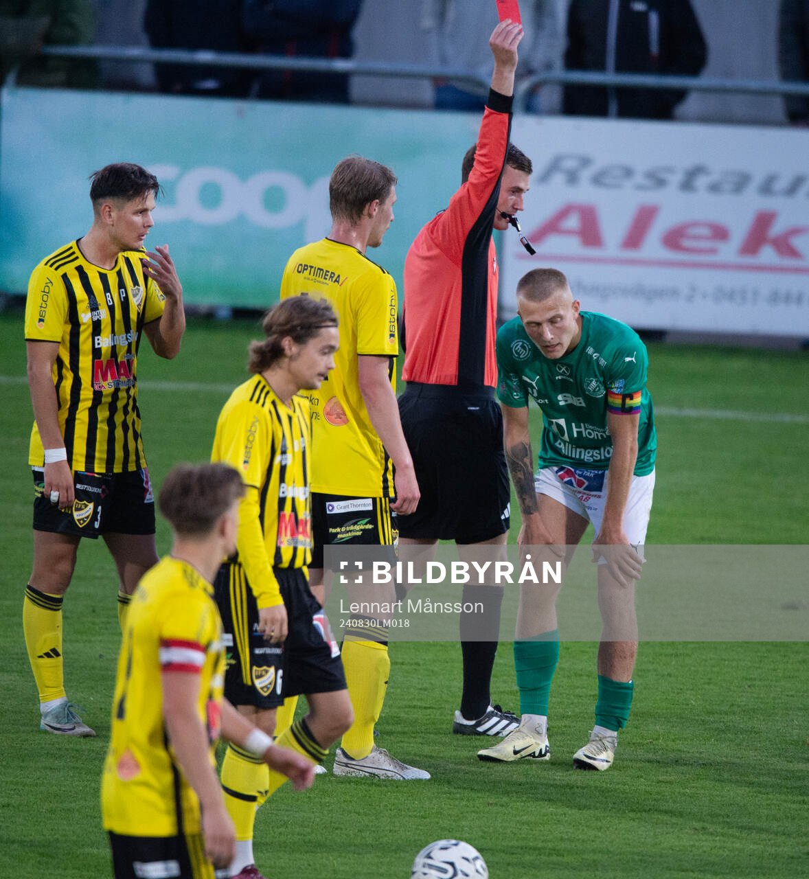 Albin Andersson, Hässleholms IF, får rött kort i matchen